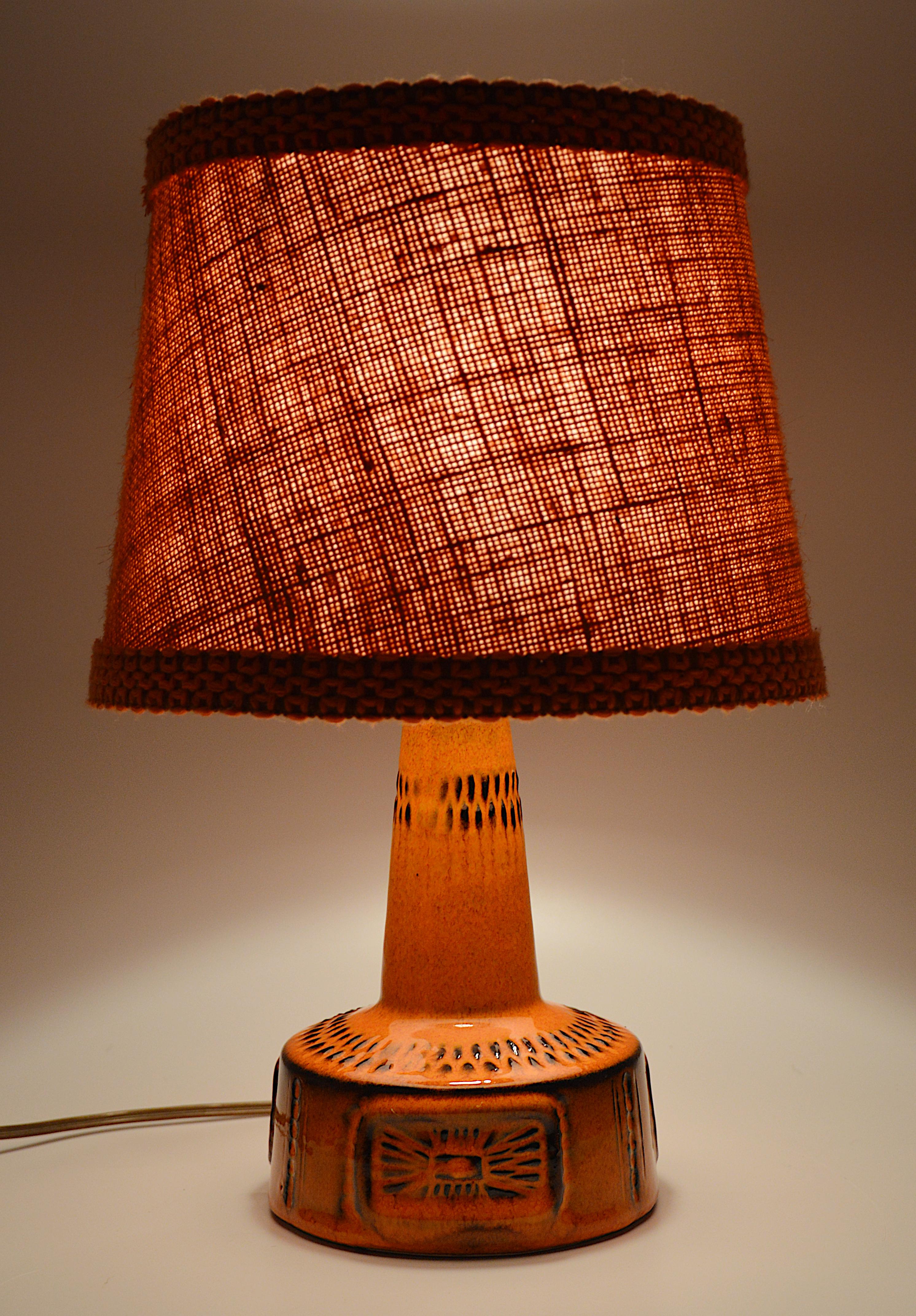 Lampe de table du milieu du siècle, Allemagne, années 1960. Ce socle en céramique est livré avec son abat-jour en tissu d'origine. Hauteur totale 33.5cm - 13.2 inches. Hauteur de la base en céramique 16cm - 6.3 inches. Diamètre total 22,5 cm - 8,9
