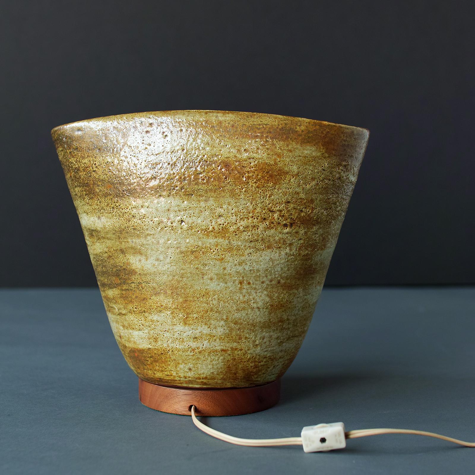 Lampe de table en céramique du milieu du siècle dernier attribuée à Design Technics en vente 3