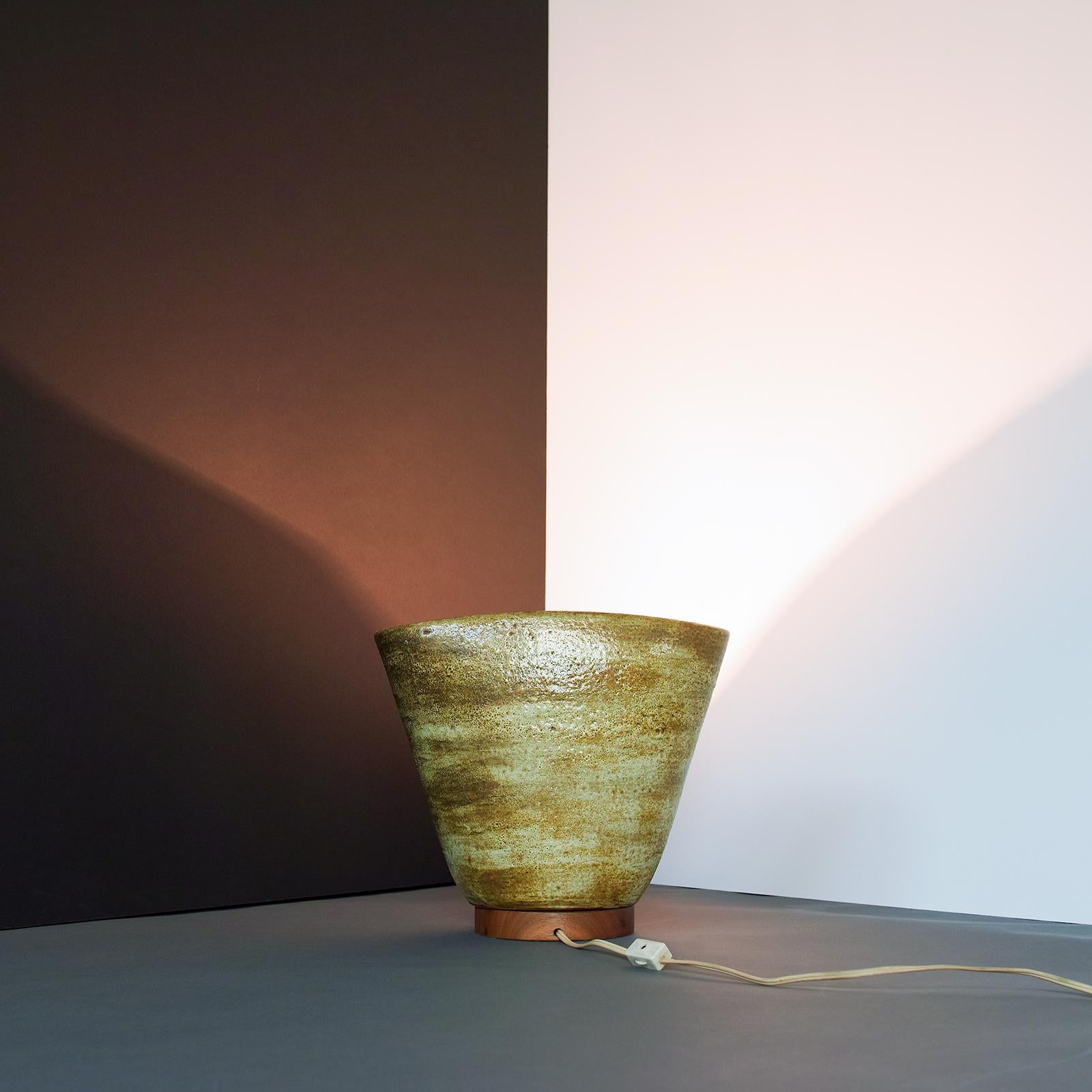 Lampe de table en céramique du milieu du siècle dernier attribuée à Design Technics en vente 4
