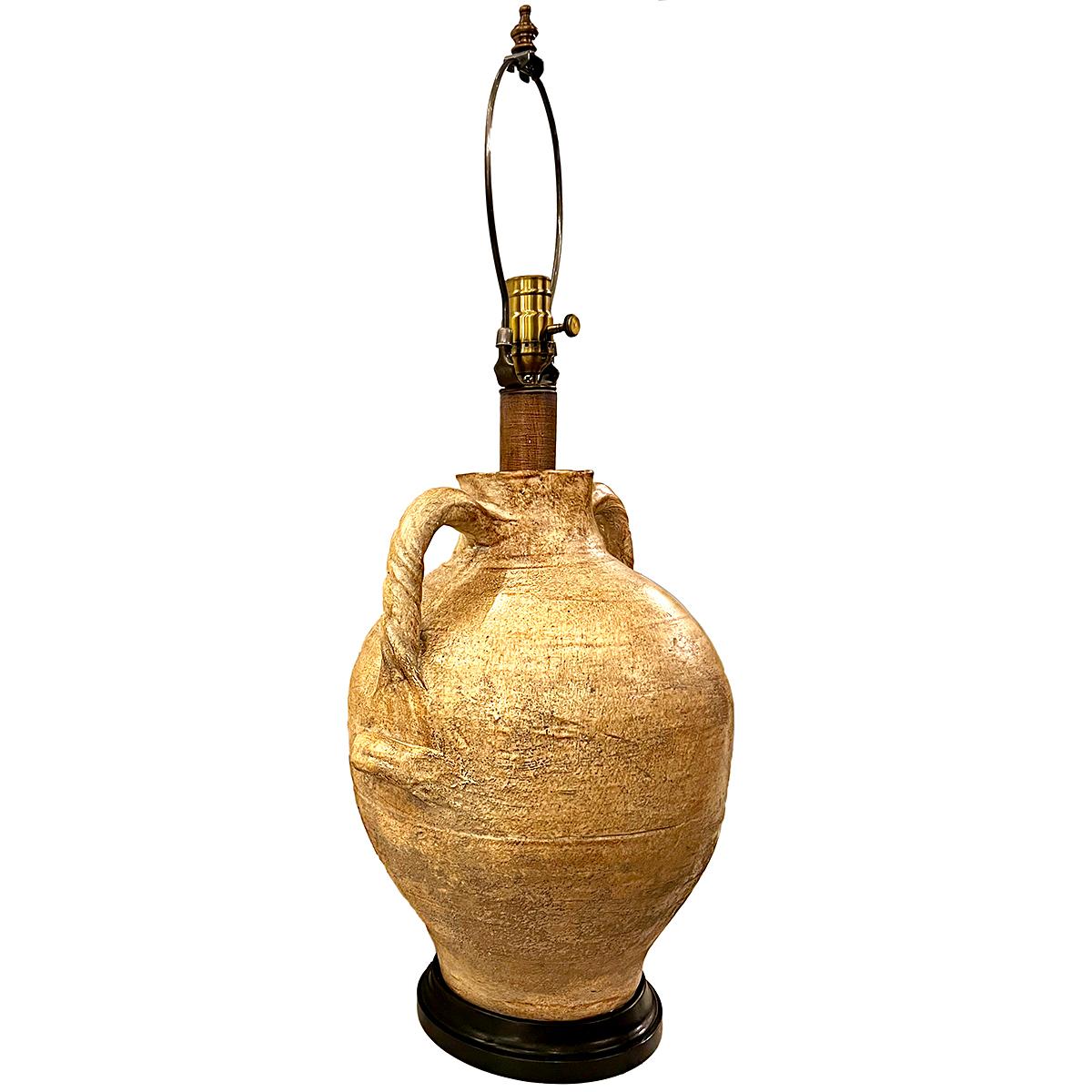 Eine italienische Keramik-Tischlampe aus der Mitte des Jahrhunderts mit Griffen und originalem Finish.

Abmessungen:
Höhe des Körpers: 17