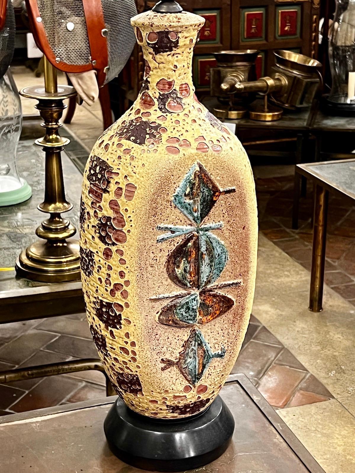 Lampe de table en céramique italienne datant des années 1960, avec une finition glacée texturée.

Mesures :
Hauteur du corps : 24
Hauteur jusqu'à l'appui de l'abat-jour : 34