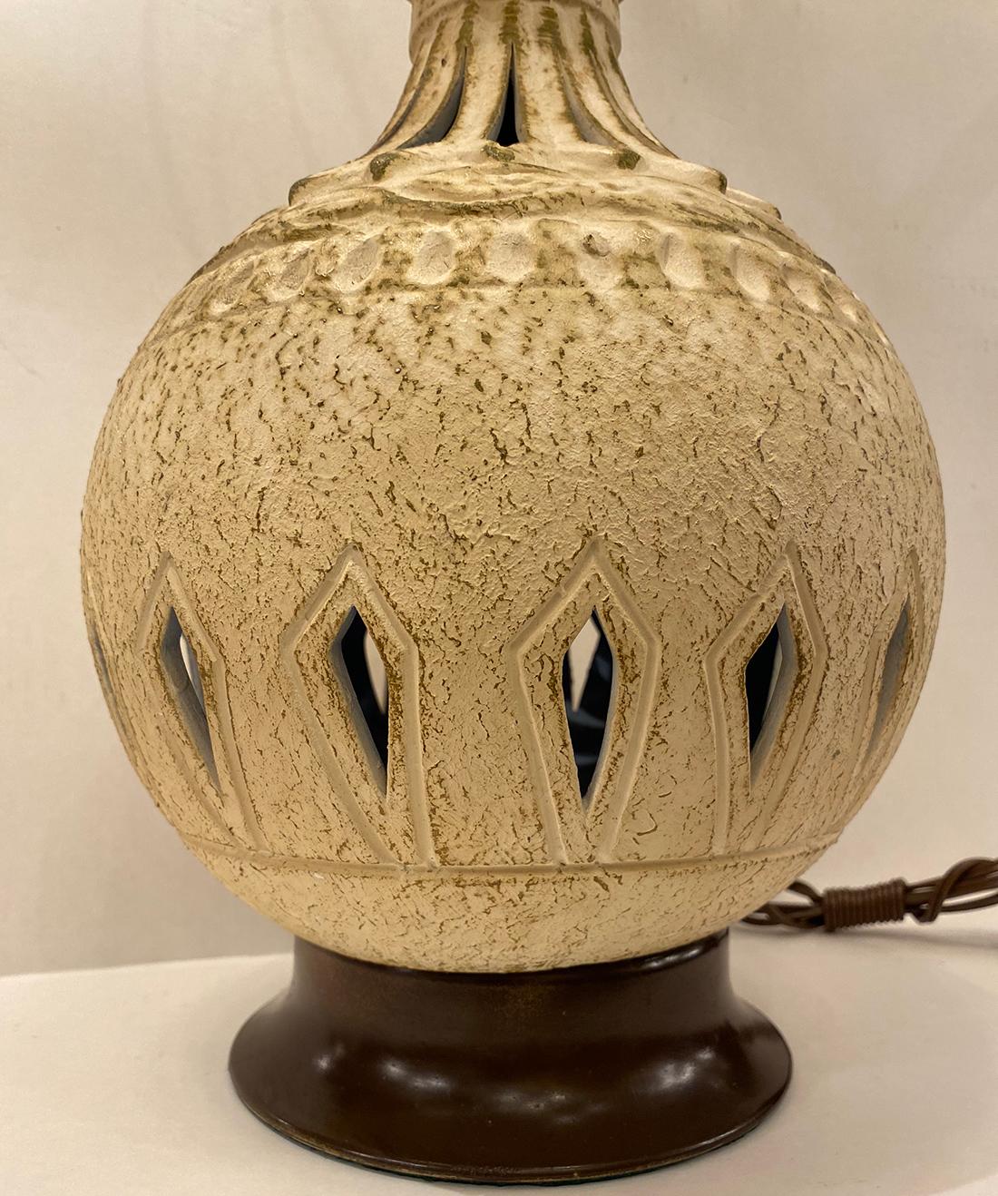 Midcentury Ceramic Table Lamp In Good Condition For Sale In New York, NY