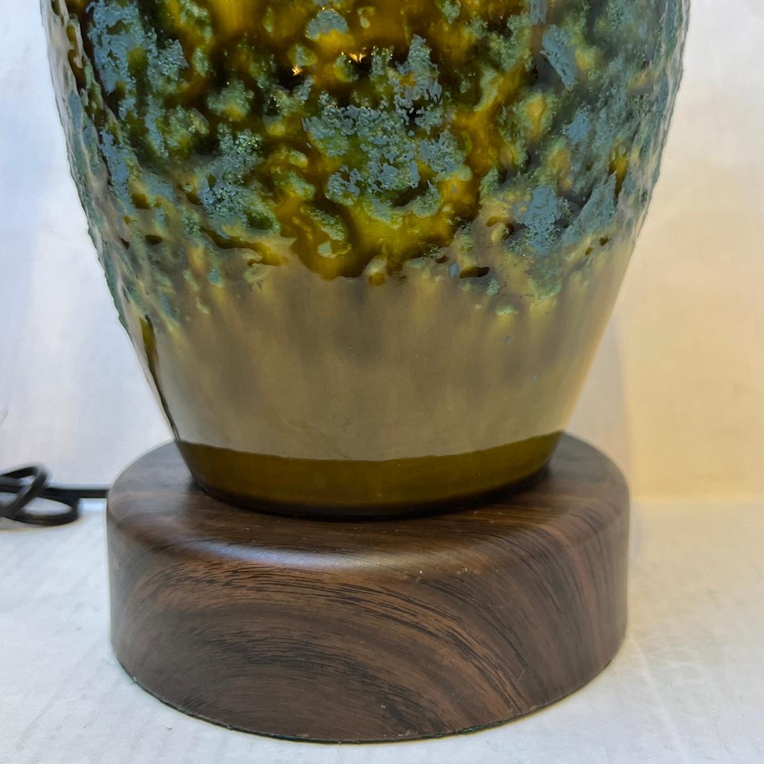 Lampe de table en céramique du milieu du siècle Bon état - En vente à New York, NY