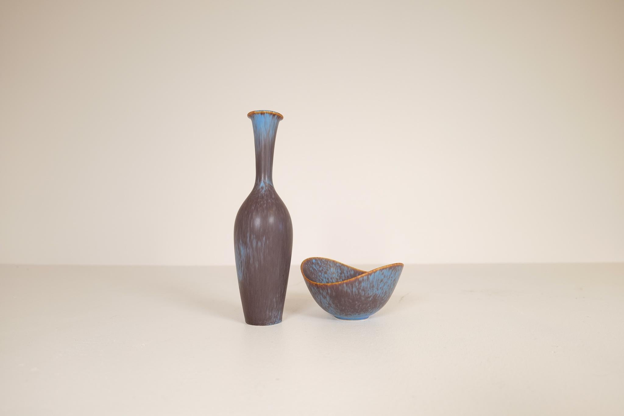 Diese wunderbare große Vase und Schale wurde von Gunnar Nylund in der Rörstrand-Fabrik in den 1950er Jahren in Schweden entworfen und gestaltet.

Die Glasur ist erstaunlich und passt wunderbar zu der Vase in Flaschenhalsform und der wunderschönen,