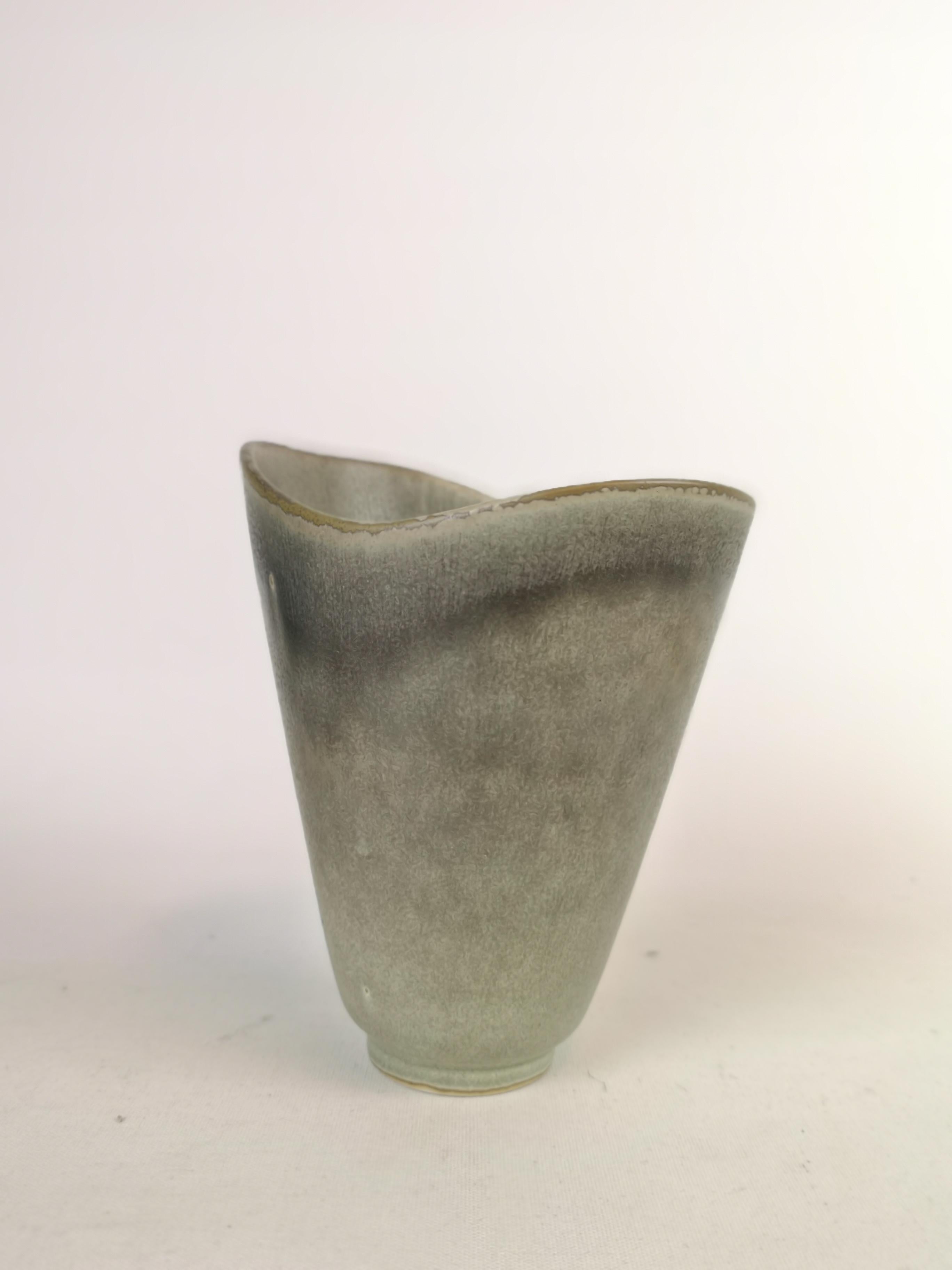 Wonderful vase made in Sweden 1950s at Rörstrand and designed by Carl-Harry Stålhane.
The vase have beautiful lines and a nice glaze.

Very good condition. 

Measures: H 15 cm, W 13 cm, D 10 cm.