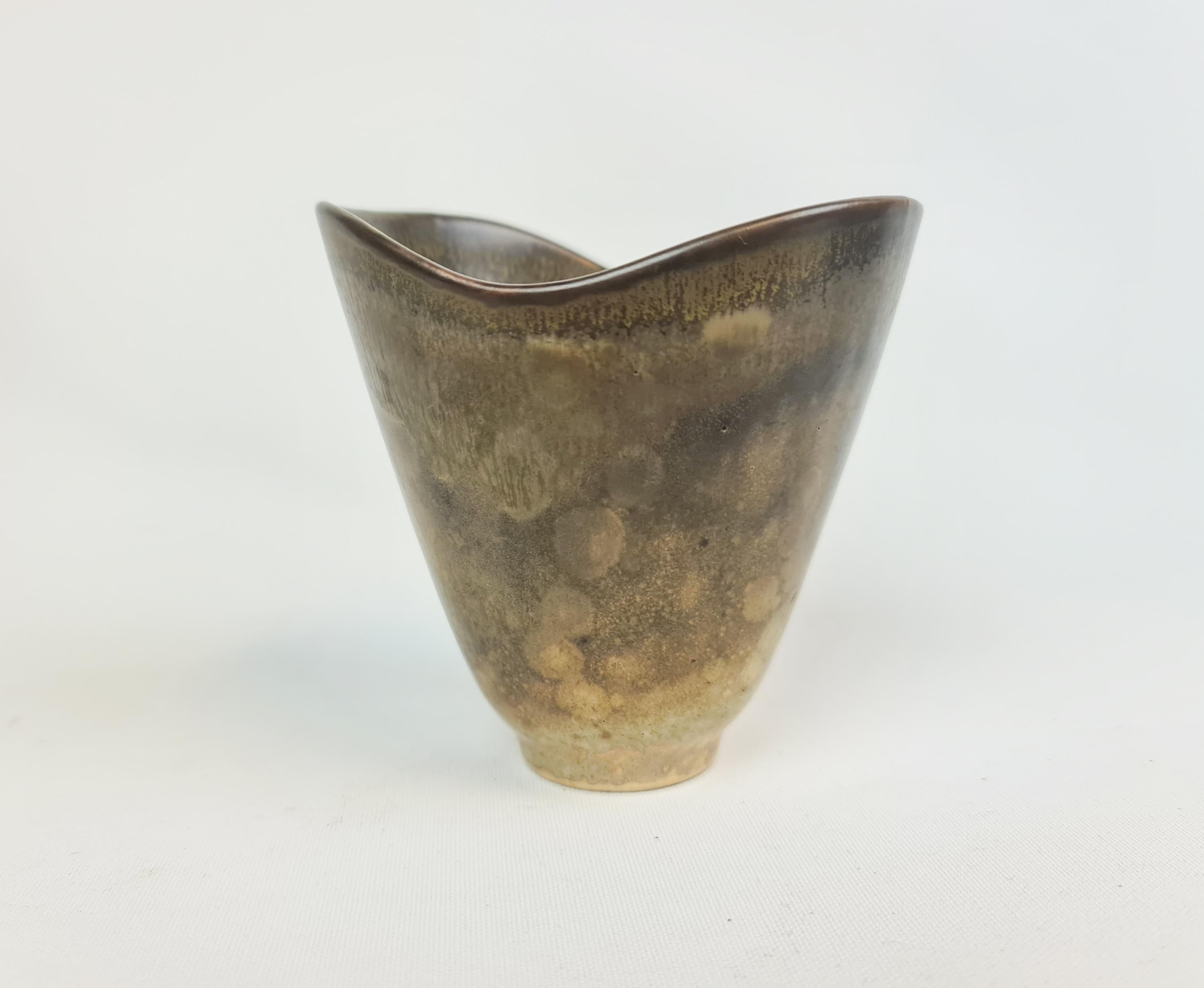Merveilleux vase fabriqué en Suède dans les années 1950 à Rörstrand et conçu par Carl-Harry Stålhane.
Le vase a de belles lignes et une belle glaçure.

Très bon état. 

Mesures : H 1 cm, L 10 cm, P 9 cm.