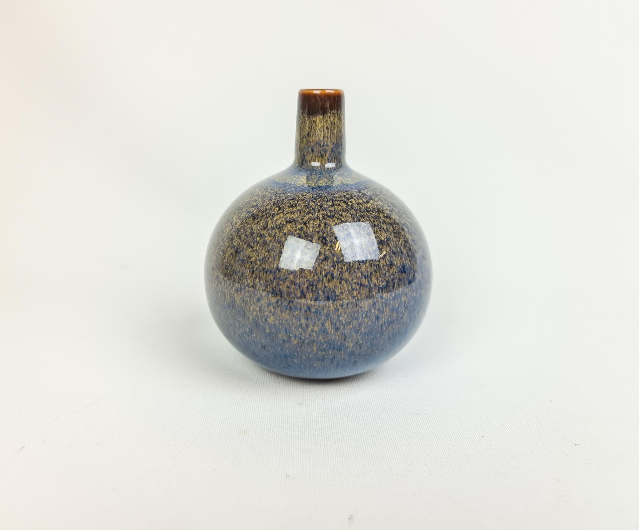 Magnifique vase fabriqué en Suède dans les années 1950 à Rörstrand et conçu par Carl-Harry Stålhane.
Le vase a un beau fond arrondi avec un petit sommet, les lignes et la glaçure sont quelque chose de spécial sur ce petit vase.

Très bon état.