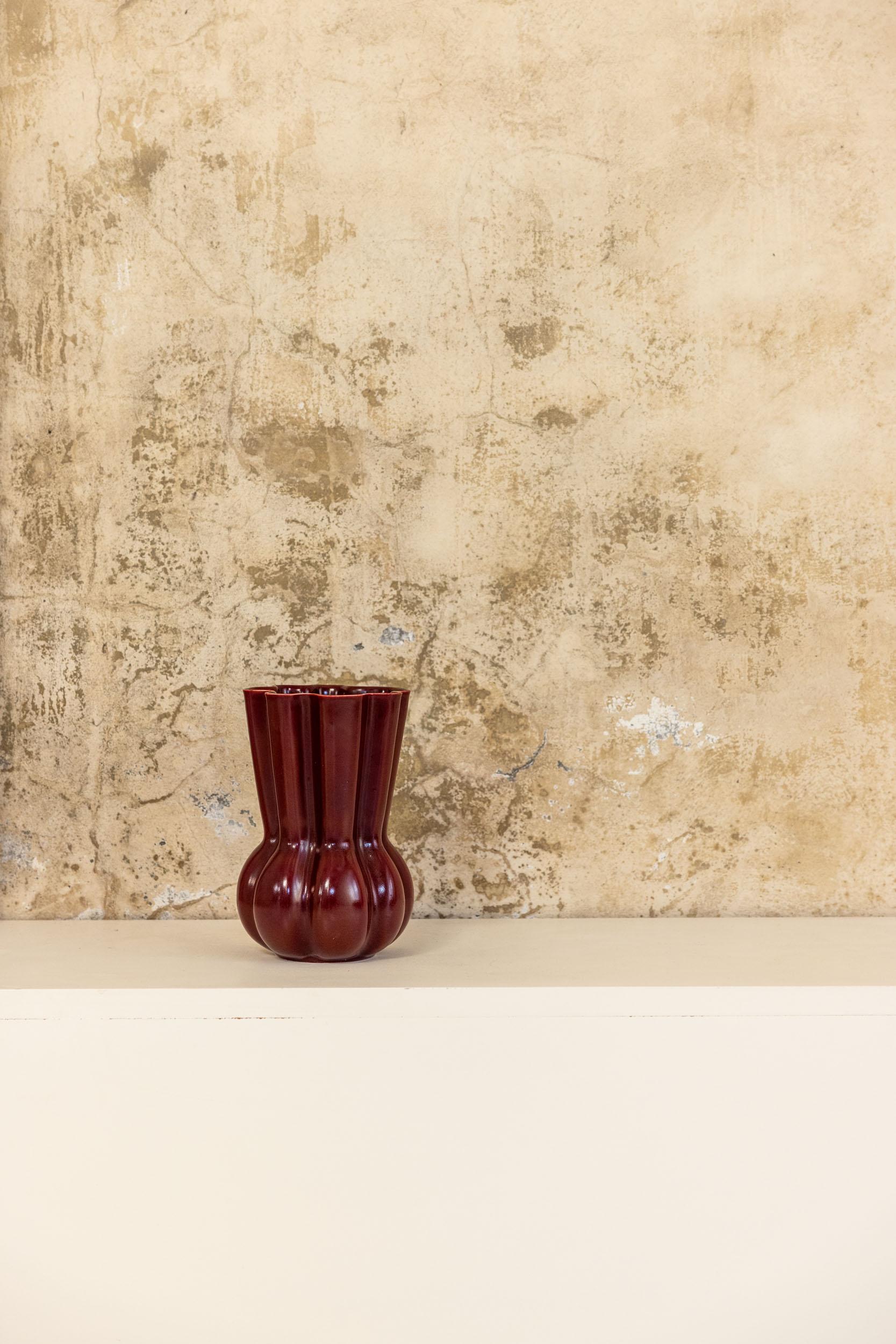 Midcentury ceramic vase by Gio Ponti for San Cristoforo,  in stunning red tone. 
Elegant design with sinuous shapes and wavy neck.
Signed and numbered Richard Ginori on the base. 

Italy, 1950 