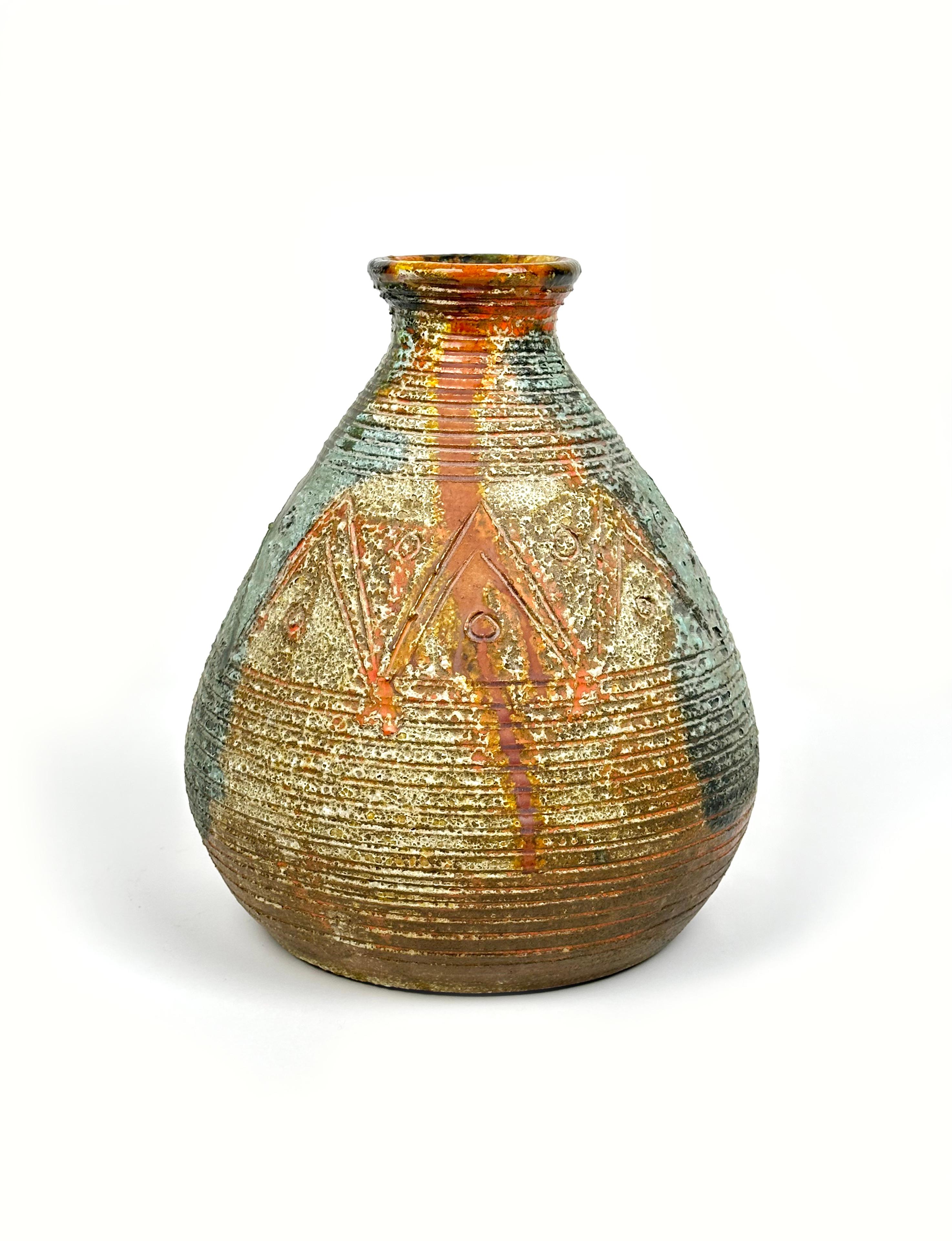 Ce splendide vase en céramique a été réalisé par le maître céramiste sarde Claudio Pulli. 

Fabriqué en Italie dans les années 1970.

Les œuvres de Claudio Pulli ont un procédé particulier de moulage de la céramique et sont uniques au monde.