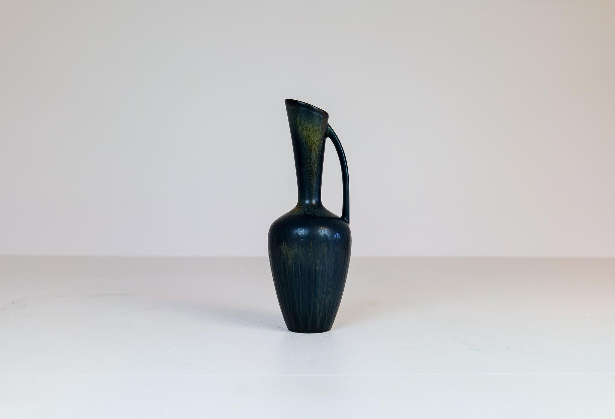 One large vase with handle designed by Gunnar Nylund at the Rörstrand Factory in the 1950s, Sweden. This vase with its wonderful glaze and leaf/relief pattern gives the sculpture life. 

Good condition 

Dimensions: Height 27 cm, width 13cm, top