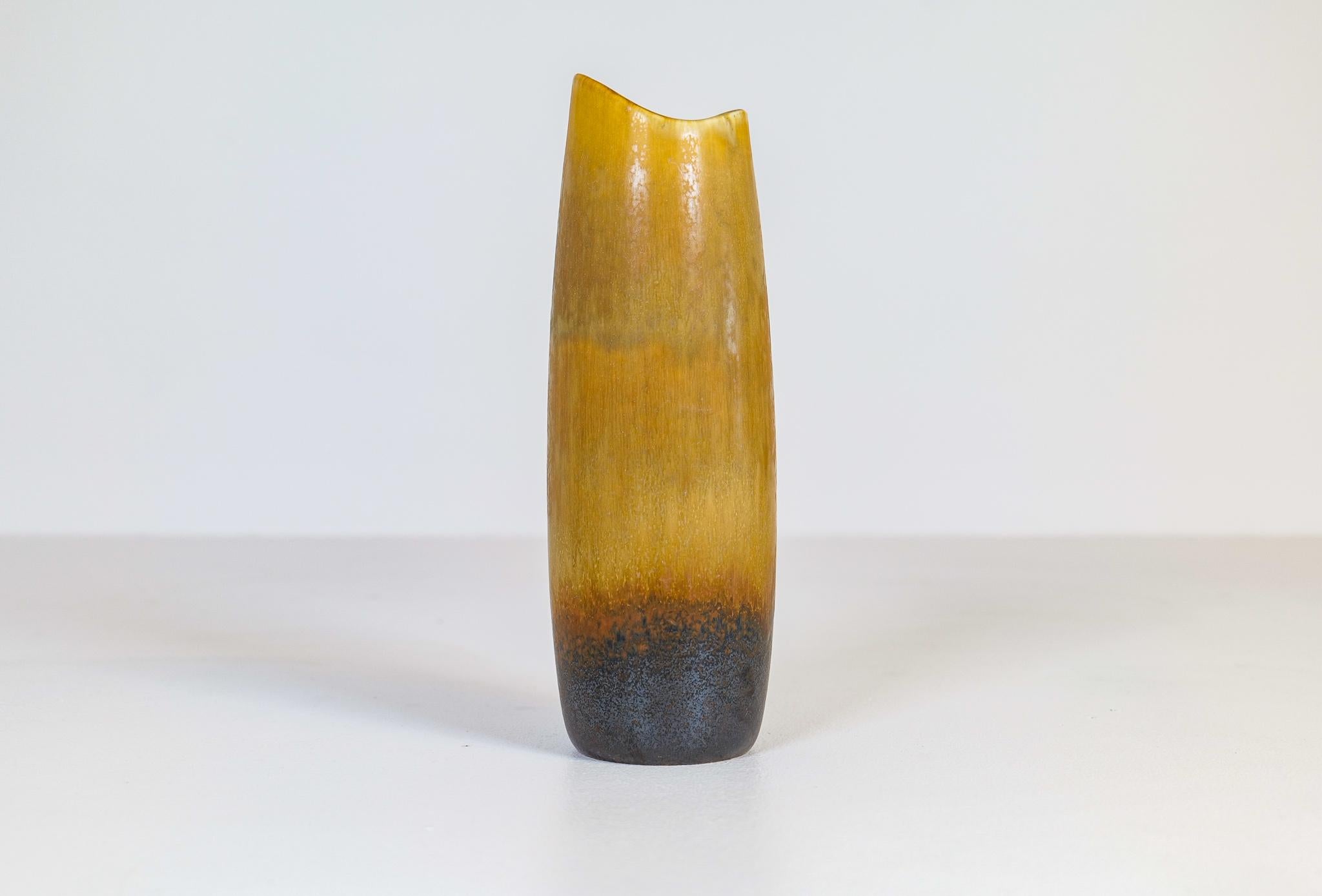 Diese fantastische Vase wurde in den 1950er Jahren in Schweden bei Rörstrand hergestellt und von Gunnar Nylund entworfen. 
Wunderschön in seiner wechselnden Glasurfarbe und atemberaubenden Form. 

Guter Zustand. 

Maße: H 27 cm, T 10 cm.
  