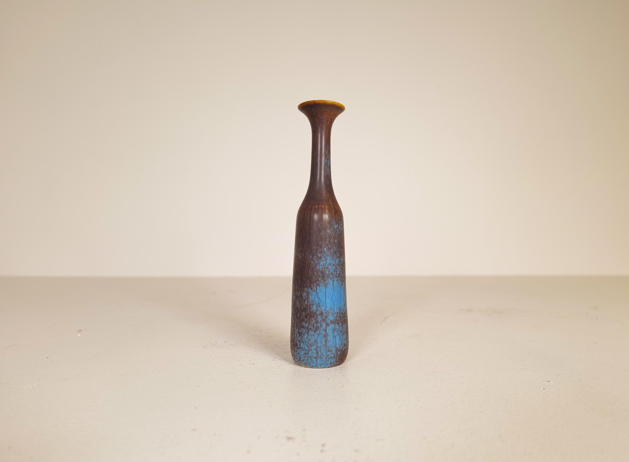 This wonderful vase was created and designed by Gunnar Nylund at the Rörstrand Factory in the 1950s, Sweden. 

The peacock pattern gives a nice life to the incredible glaze.

Very nice condition.

Dimensions: H 26 cm, D 6.
  