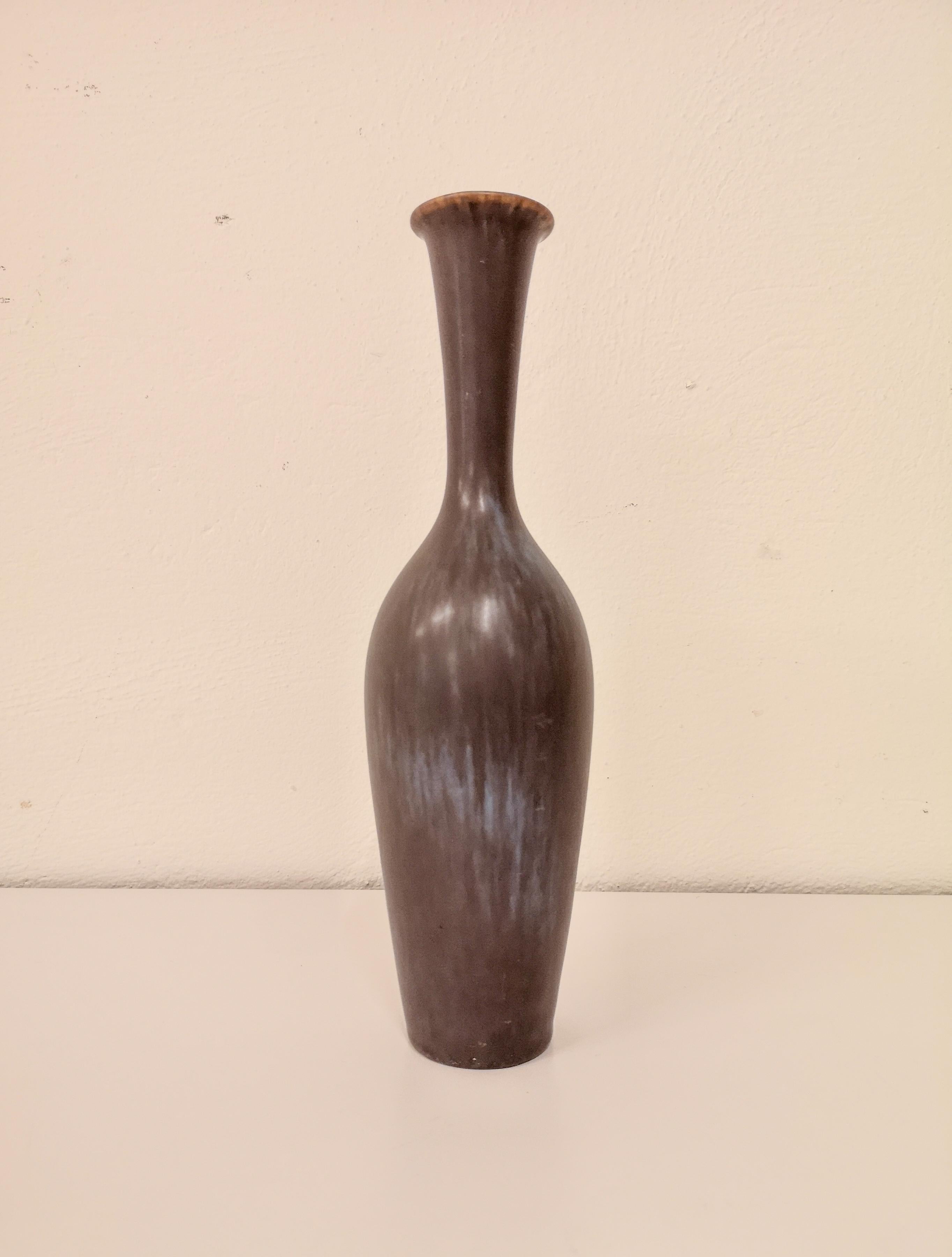 This wonderful large vase was created and designed by Gunnar Nylund at the Rörstrand Factory in the 1950s Sweden. 

The glaze is amazing and works wonderful with the bottleneck shaped vase form. 

Very nice condition. 

Measures: H 28,5 cm, D