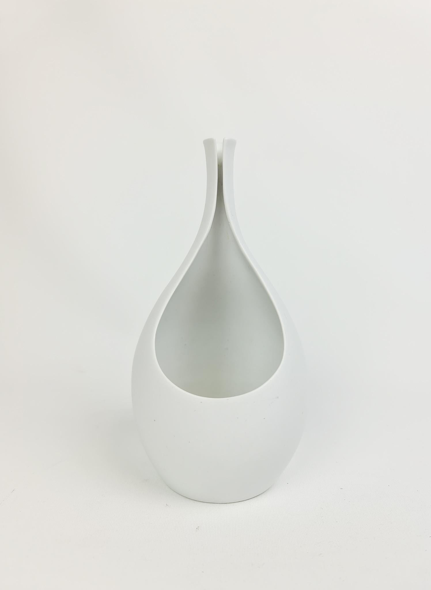 The pungo vase made in Sweden 1950s by the master Stig Lindberg for Gustavsberg. The pungo vase have the most beautiful form and with its matt white glaze this is a piece for many environments.

Good vintage condition, small glaze missing on top.