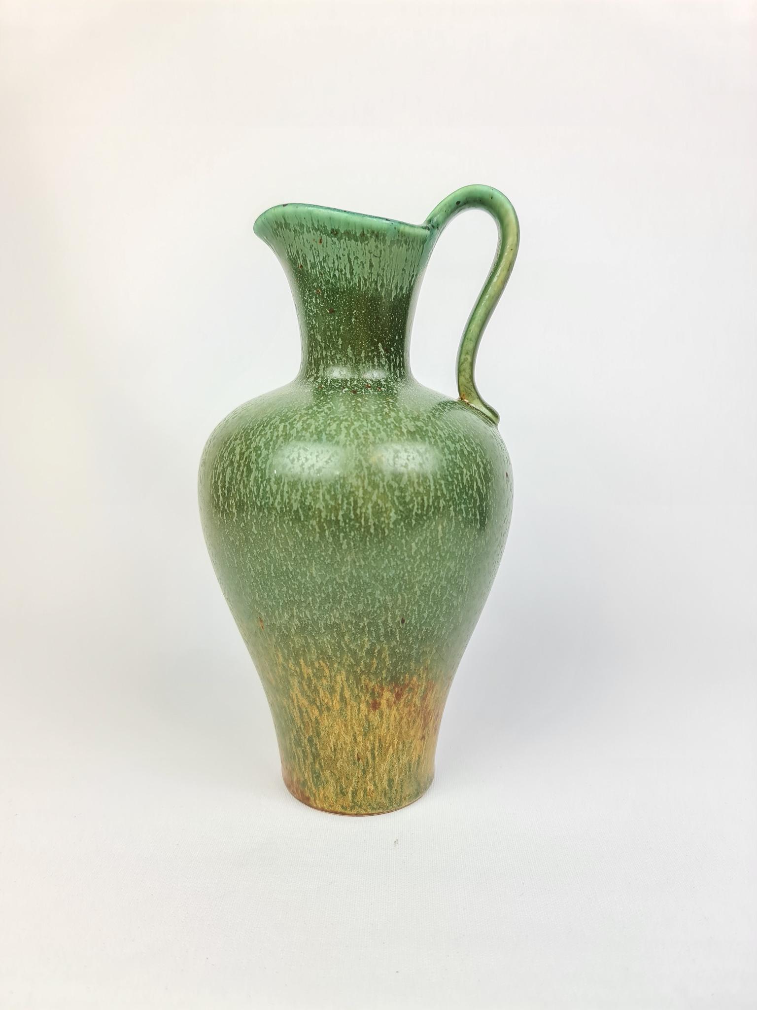 Eine prächtige Vase von Rörstrand und dem Hersteller/Designer Gunnar Nylund. Hergestellt in Schweden um die Mitte des Jahrhunderts. Schön glasiert in wechselnden Farben 

Guter Zustand. 

Maße: H 22 cm, B 14 cm.
 