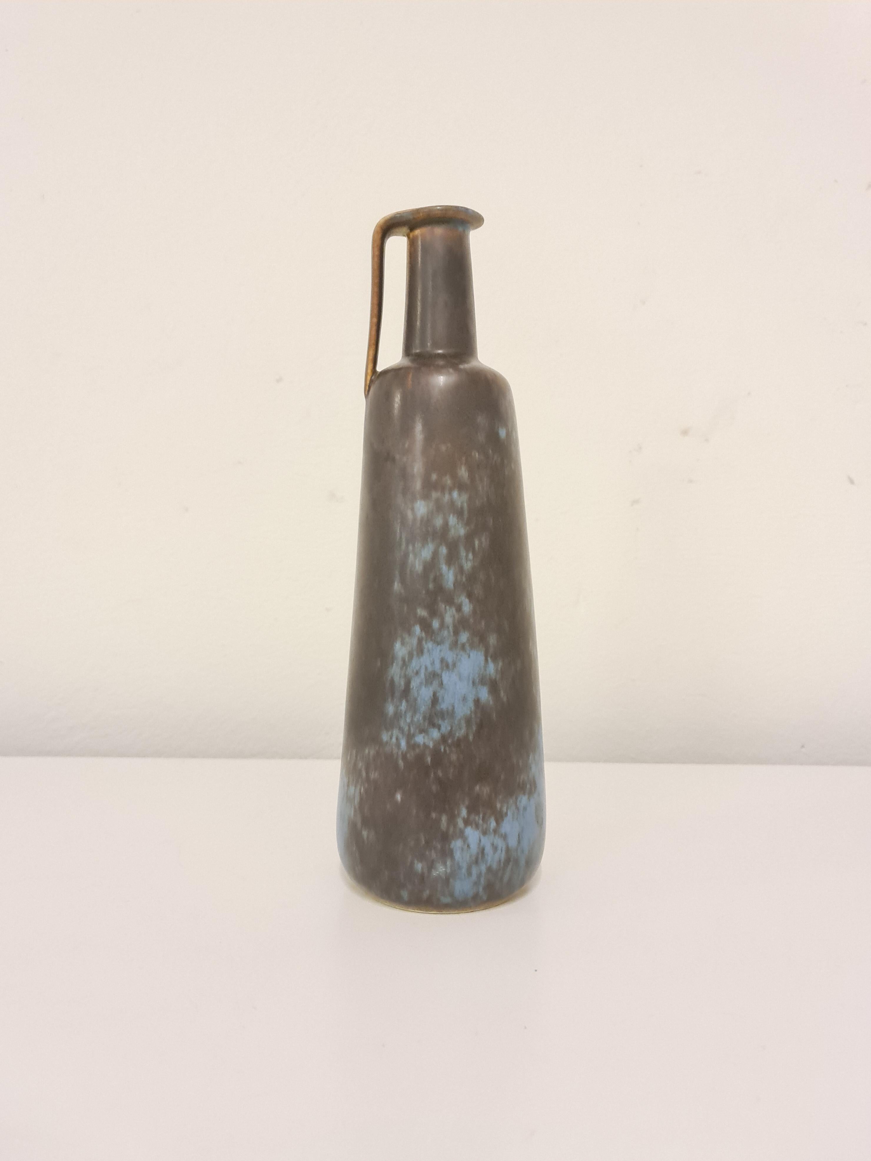 A gorgeous vase from Rörstrand and maker/Designer Gunnar Nylund. Made in Sweden in the midcentury. Beautiful glazed in shifting colors 

Good condition. 

Measures: Height 29 cm, diameter at the bottom 9 cm.
 