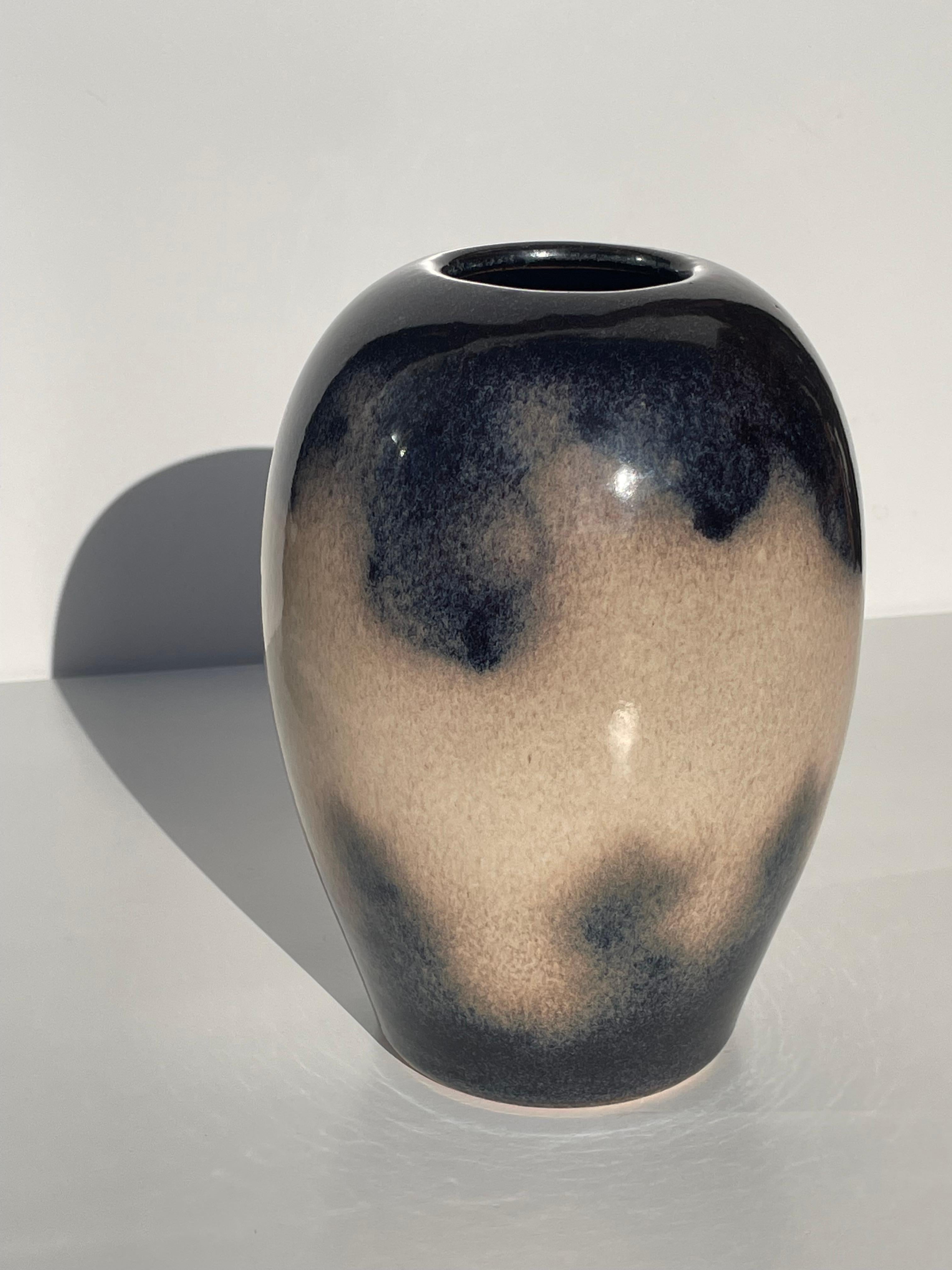 Vase en céramique du milieu du siècle dernier avec décor émaillé nuageux en vente 2