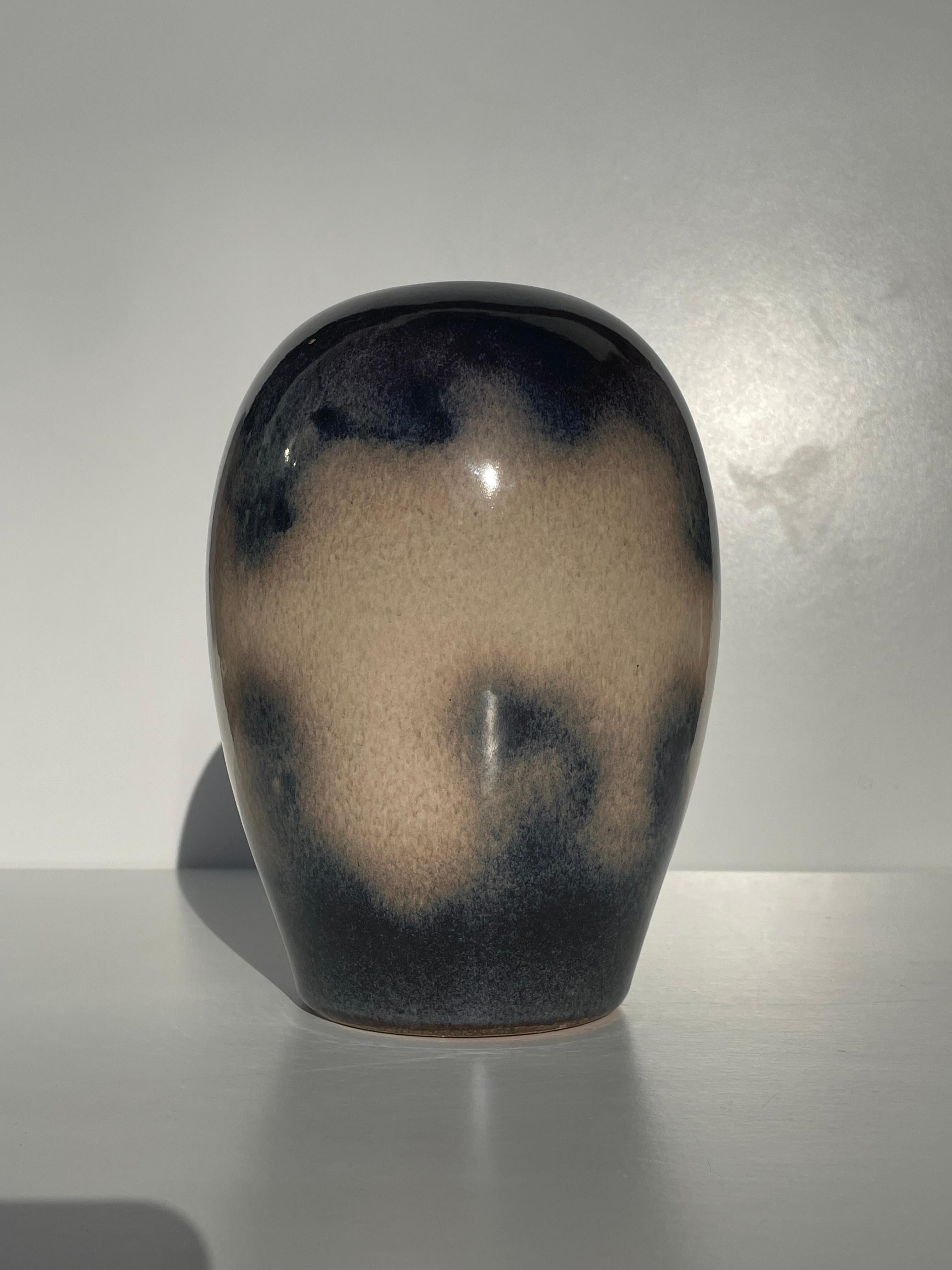 Fait main Vase en céramique du milieu du siècle dernier avec décor émaillé nuageux en vente