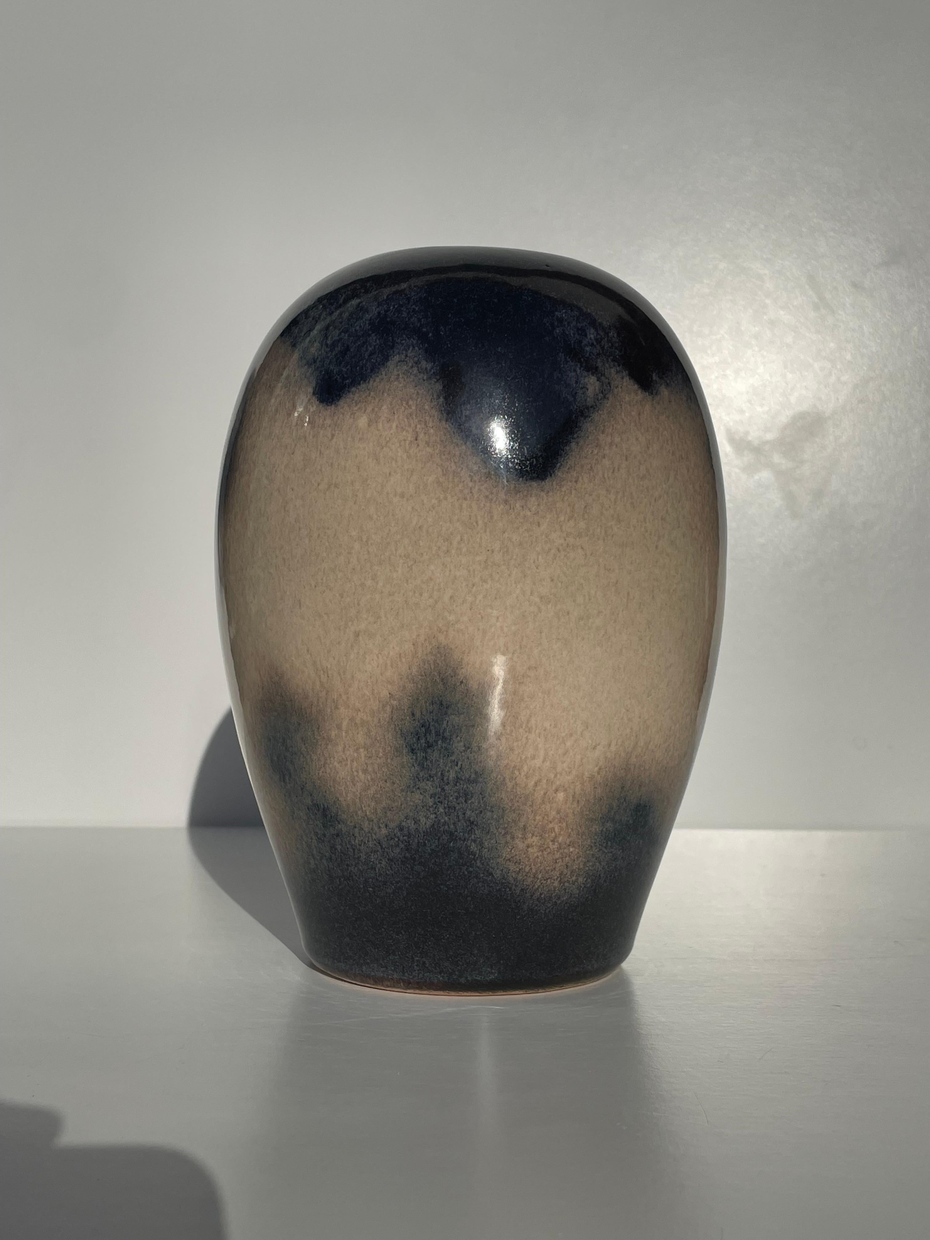 20ième siècle Vase en céramique du milieu du siècle dernier avec décor émaillé nuageux en vente
