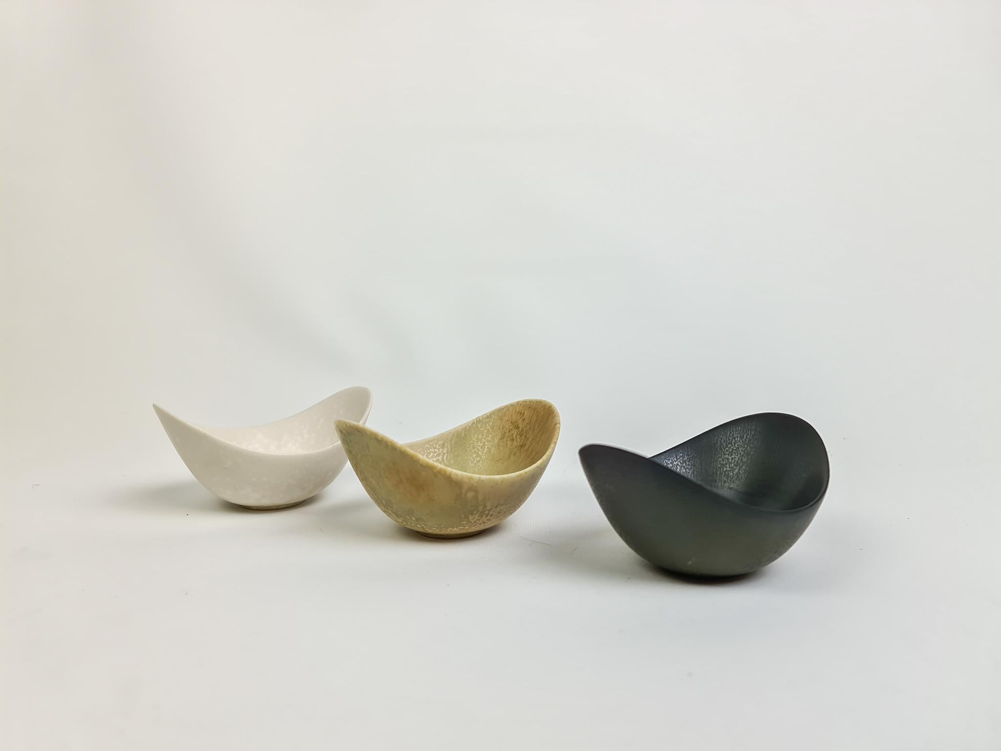 This wonderful collection of 3 small ARO bowls was created and designed by Gunnar Nylund at the Rörstrand Factory in the 1950s, Sweden.

The glaze is amazing and works with the articulate form of the bowls.

Very nice condition.

Measures: W
