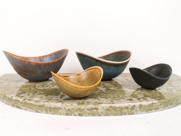 This wonderful collection of ARO bowls was created and designed by Gunnar Nylund at the Rörstrand Factory in the 1950s, Sweden.

The glaze is amazing and works with the articulate form of the bowls.

Very nice condition.

Measures: Bowl W 16,