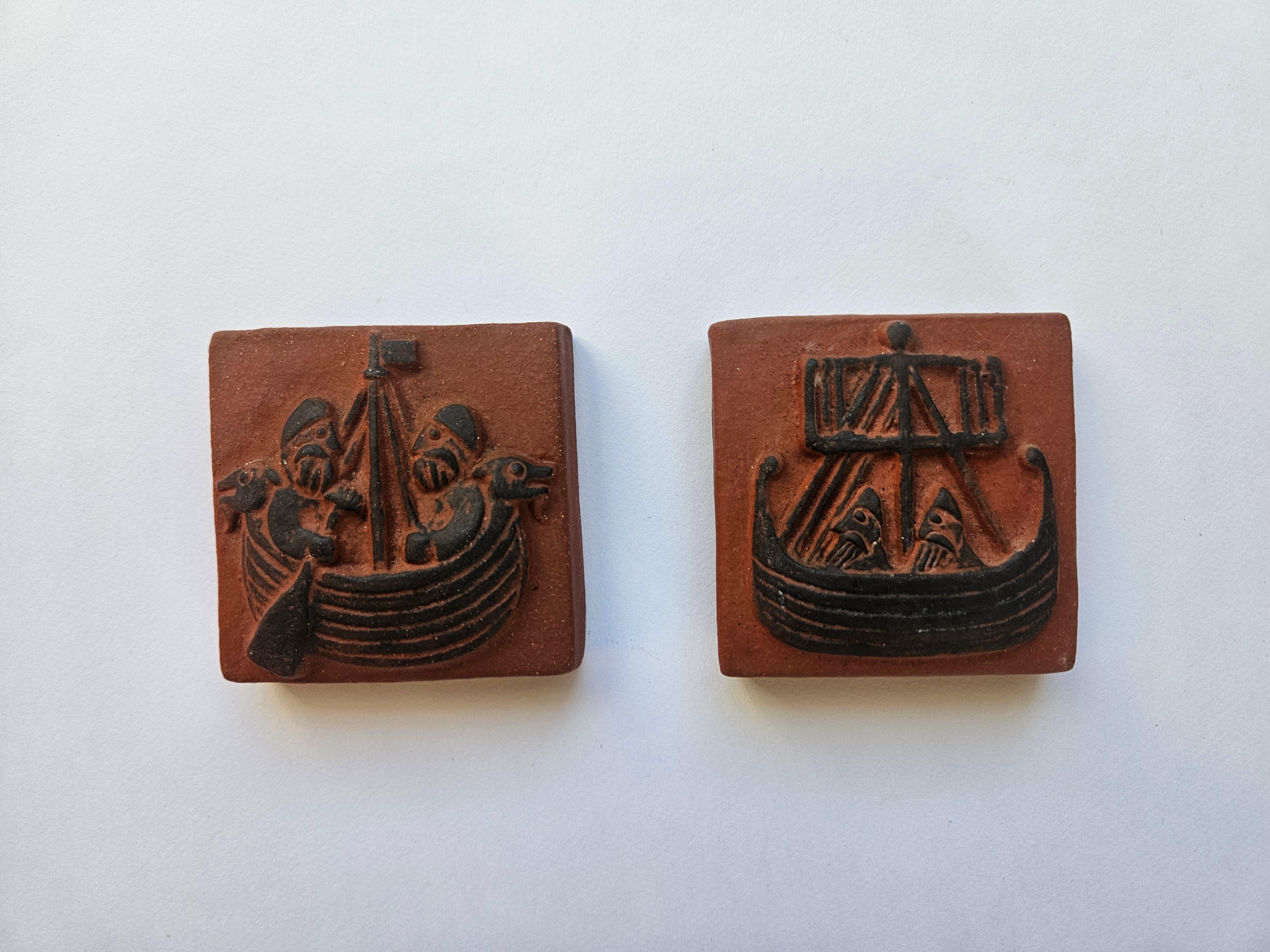 Mid-Century Modern Carreaux de céramique du milieu du siècle, motifs vikings, Thyssen, Danemark, 1960, ensemble de 2 en vente