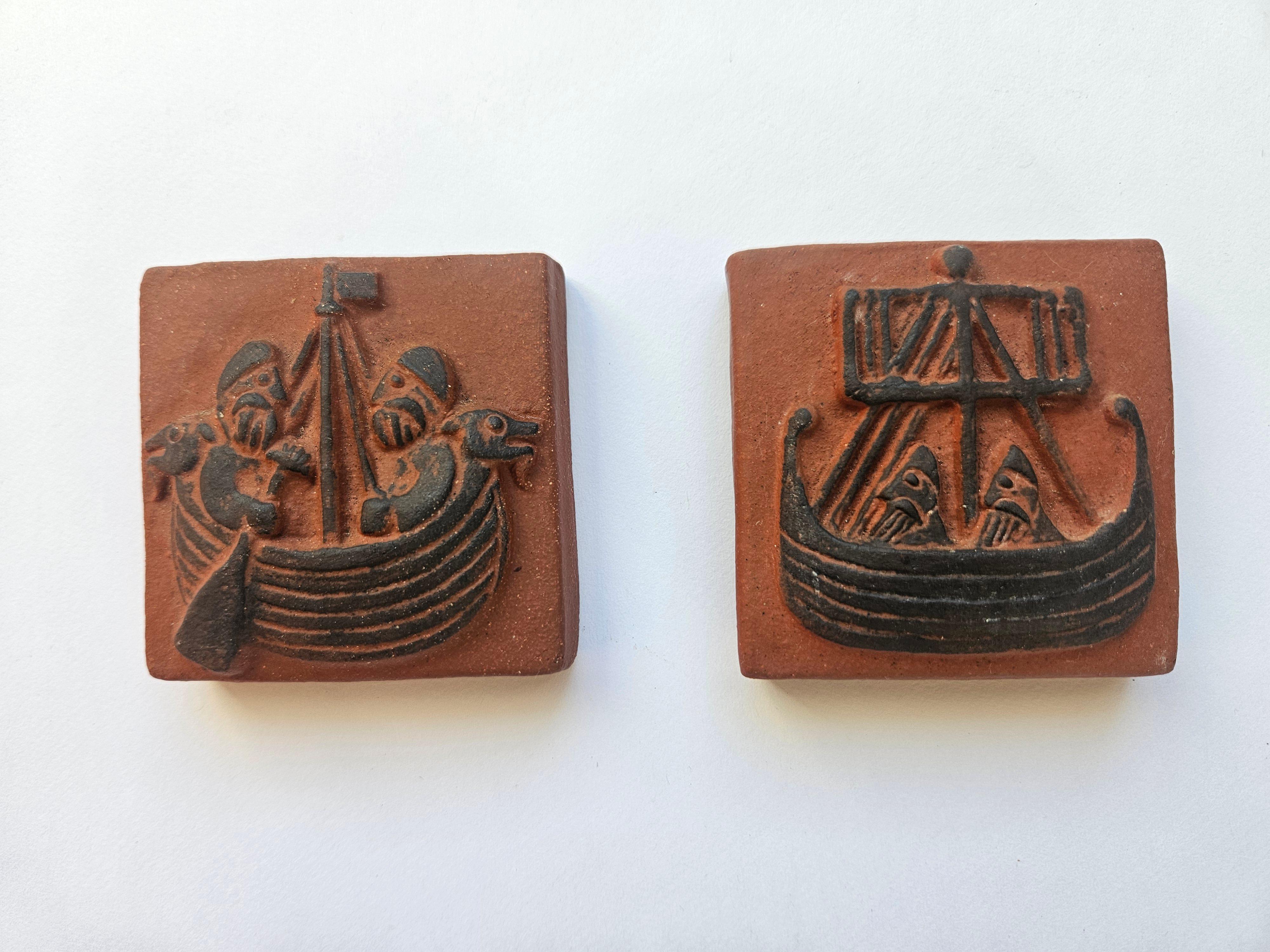 Milieu du XXe siècle Carreaux de céramique du milieu du siècle, motifs vikings, Thyssen, Danemark, 1960, ensemble de 2 en vente