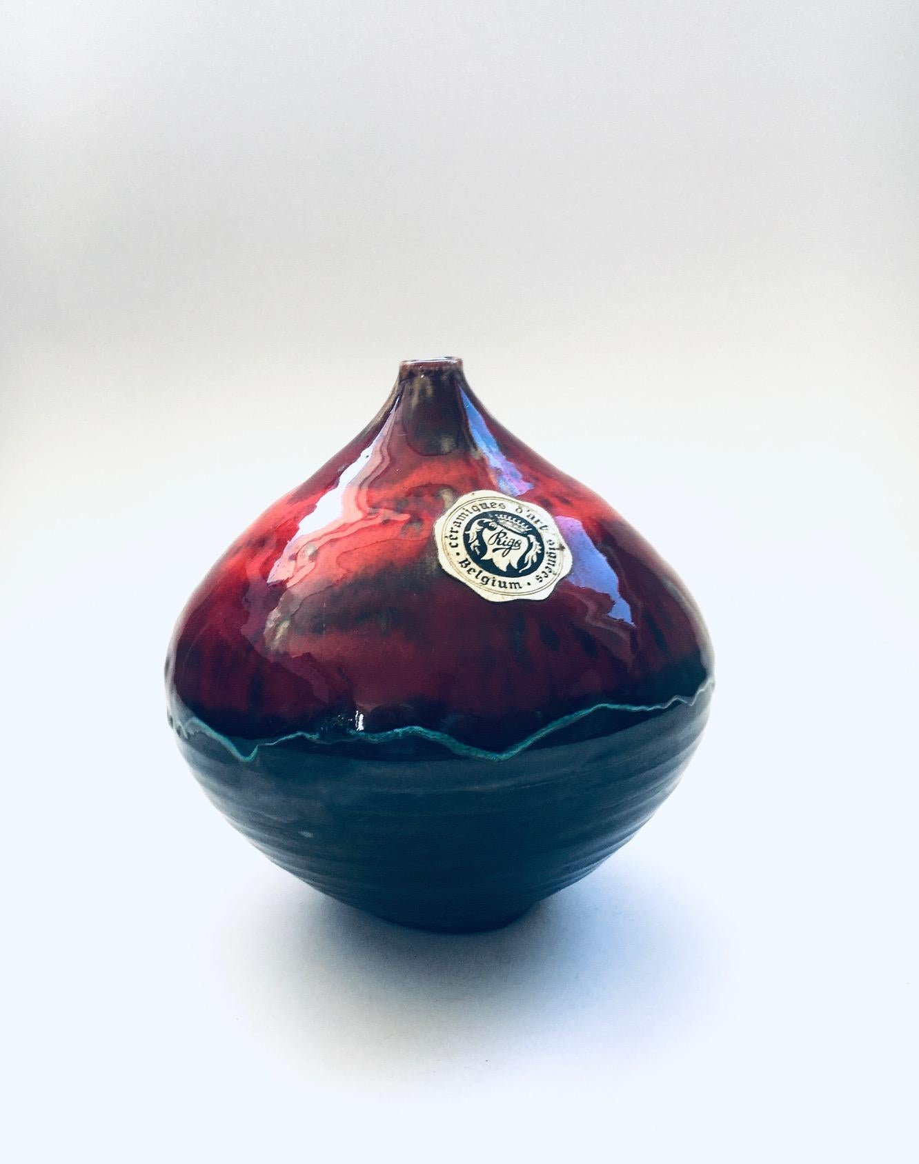 Vintage Midcentury Studio Art Pottery Ceramic Céramiques d'Art Signée Spout Vase, hergestellt in Belgien 1960er Jahre. Handgefertigte Keramikvase mit schwarzer Metallunterglasur und roter und oranger Überglasur. In sehr gutem Zustand. Maße: 16cm x