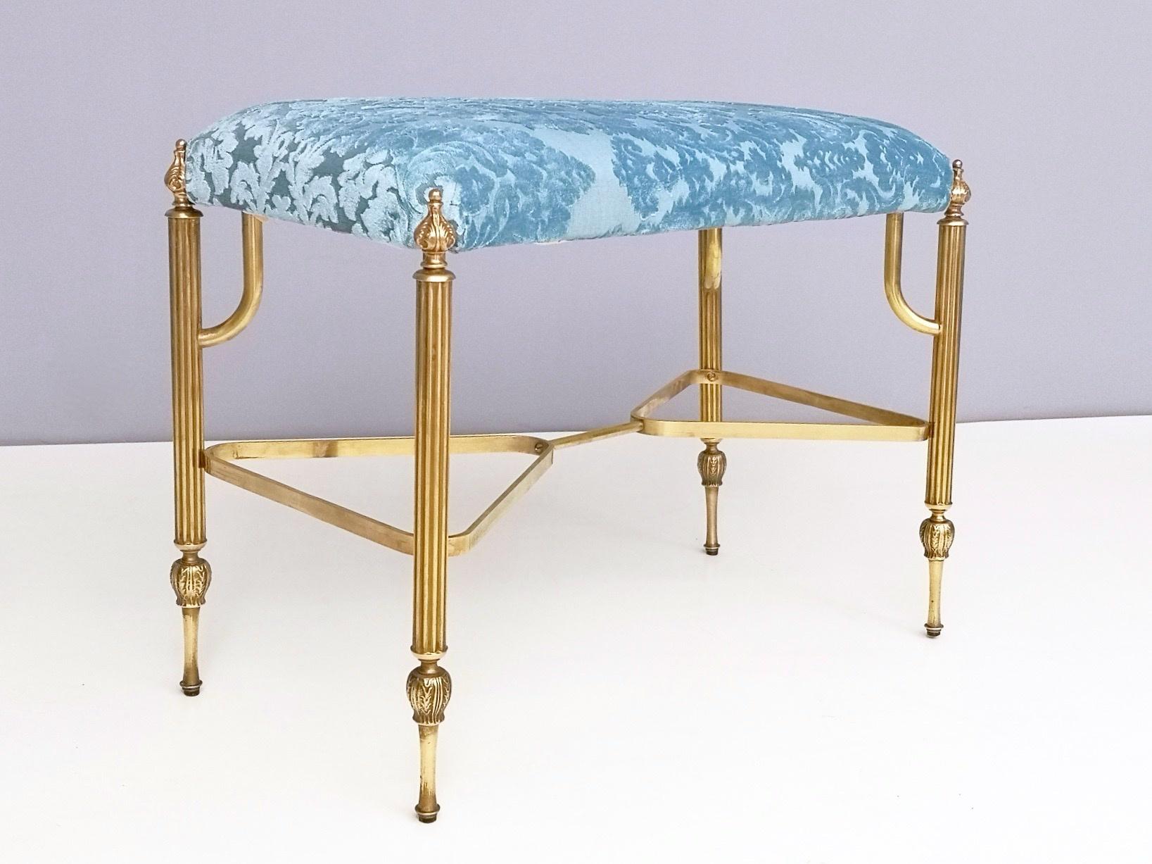 Midcentury Cerulean Blue Velvet Ottoman with Brass Legs, Italy, 1950s In Excellent Condition In Bresso, Lombardy