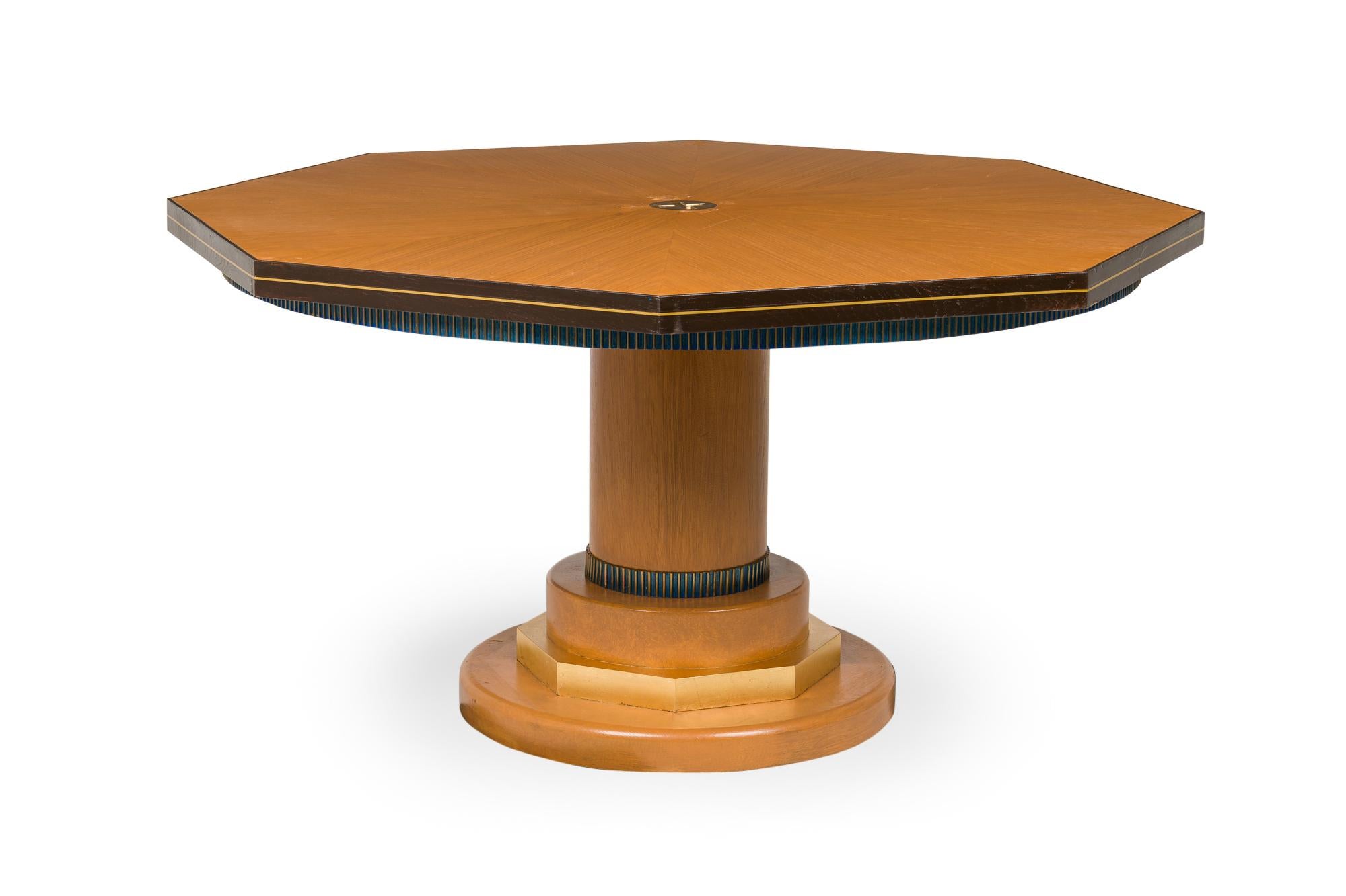 Tavolo da pranzo con base a piedistallo in rovere cerato del Medioevo con piano rotondo ottagonale con bordo scanalato e inserti in legno scuro e metallo.