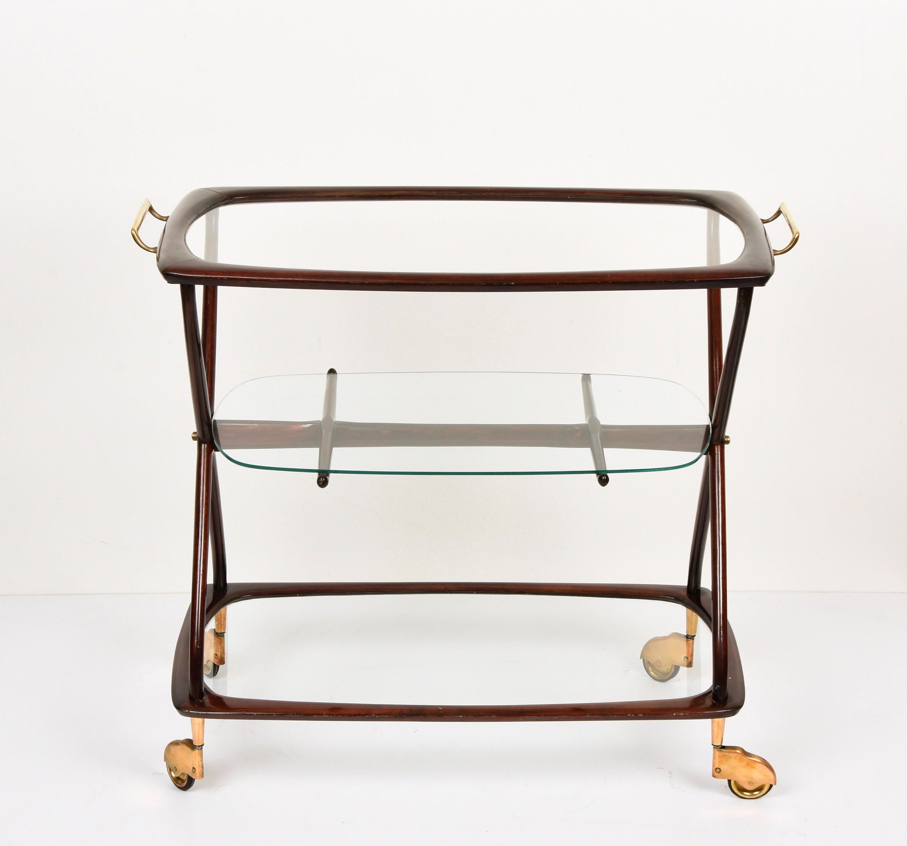 Wonderful midcentury Italian vintage serving table or bar trolley. This amazing item is attributed to Cesare Lacca and was produced in Italy during the 1950s.

This rare, cool and practical midcentury drinks or serving trolley with smooth