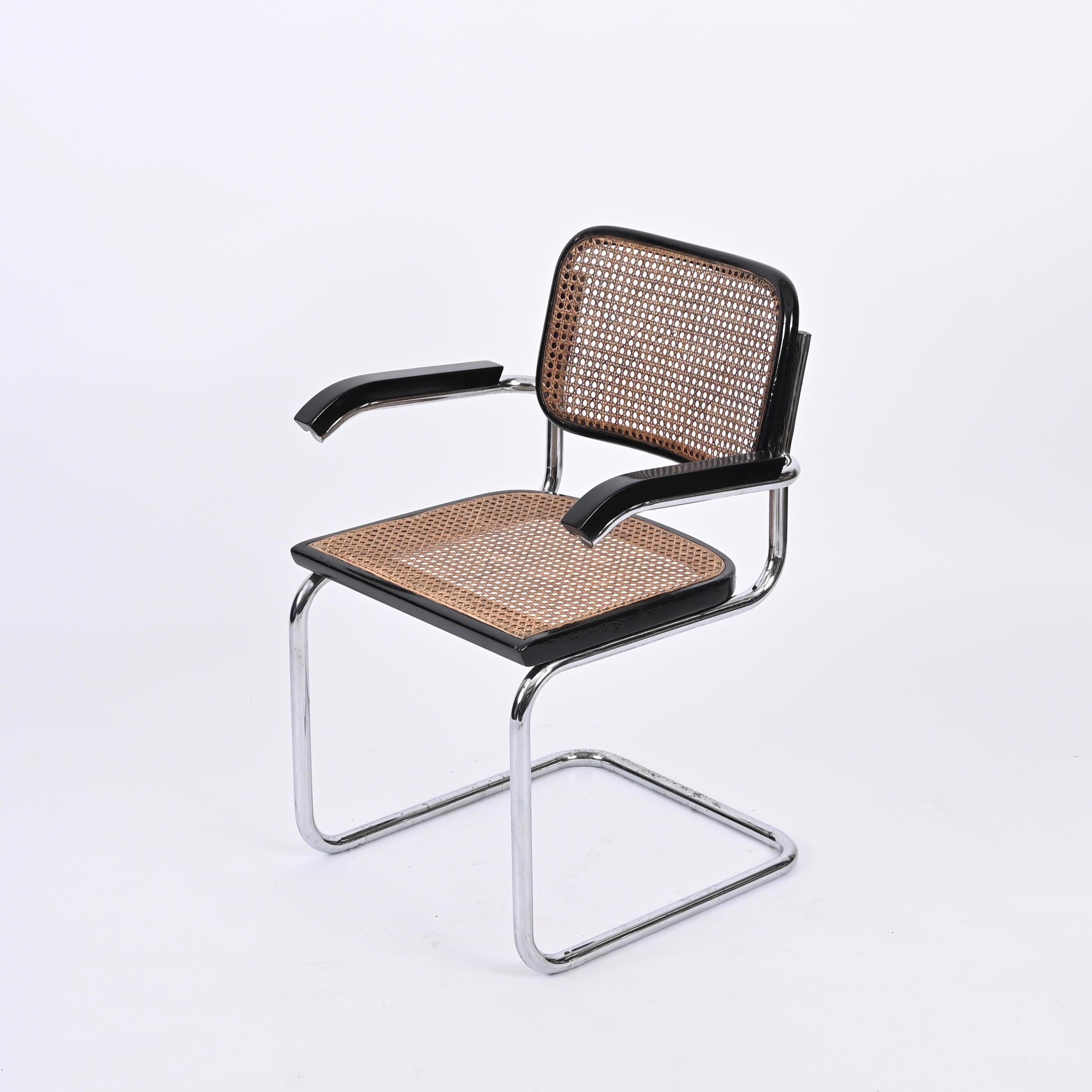 Gorgeous mid-century Cesca armchair in chromed metal and woven wicker chairs. These beautiful chair was designed by Marcel Breuer and produced by Gavina in Italy during the 1960s.

This iconic chair has an s-shaped tube structure made of chromed