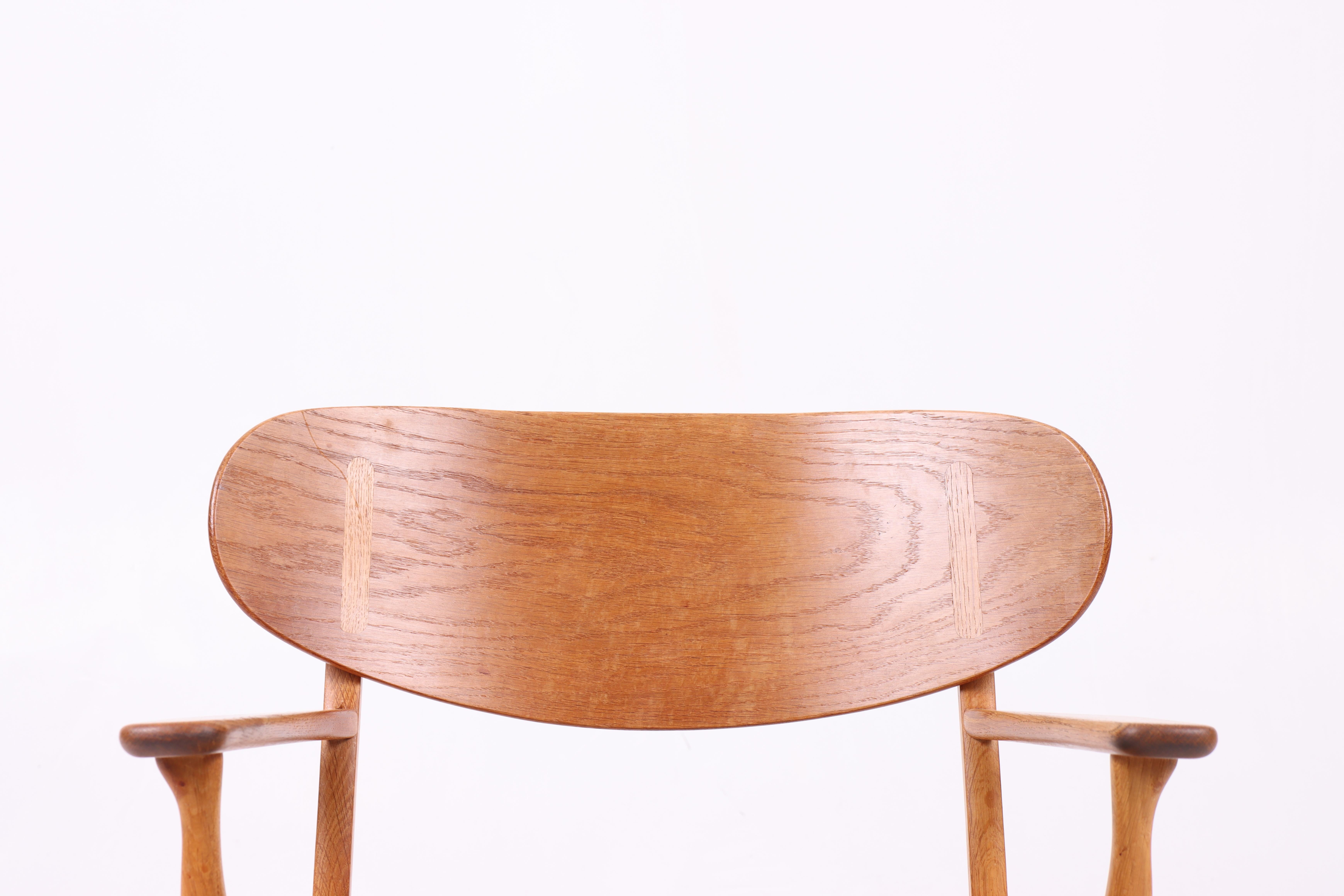 Lounge chair in teak and oak. Designed by Hans J. Wegner M.A.A for Carl Hansen furniture. Great original condition. Made in Denmark.