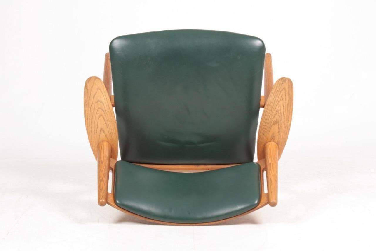 Midcentury CH-28 Lounge Chair in Oak and Patinated Leather by Hans Wegner, 1960s 4