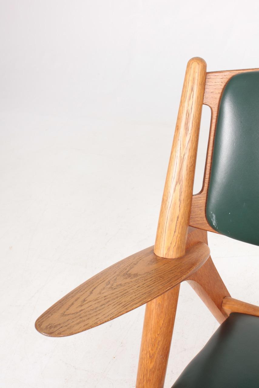 Midcentury CH-28 Lounge Chair in Oak and Patinated Leather by Hans Wegner, 1960s In Good Condition In Lejre, DK