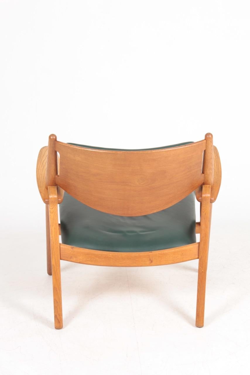 Midcentury CH-28 Lounge Chair in Oak and Patinated Leather by Hans Wegner, 1960s 1