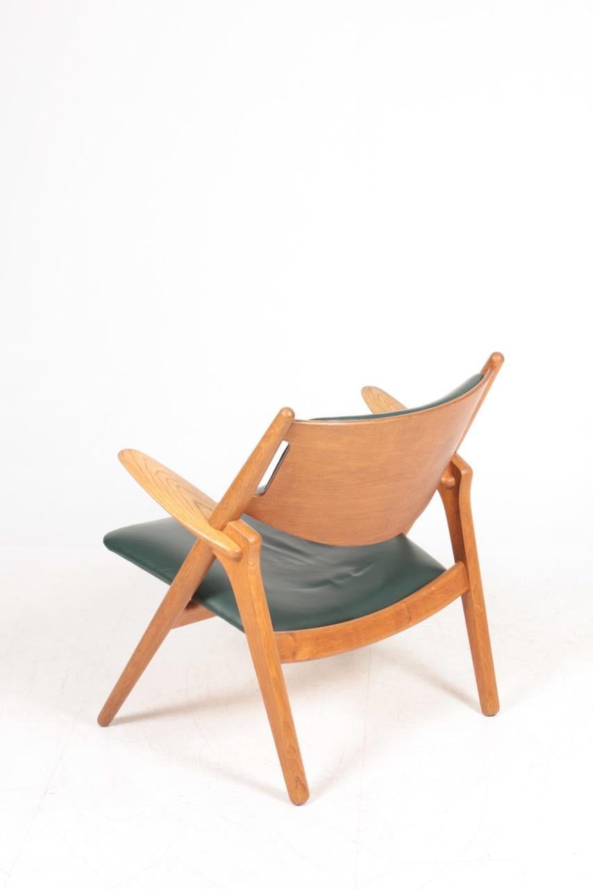 Midcentury CH-28 Lounge Chair in Oak and Patinated Leather by Hans Wegner, 1960s 2