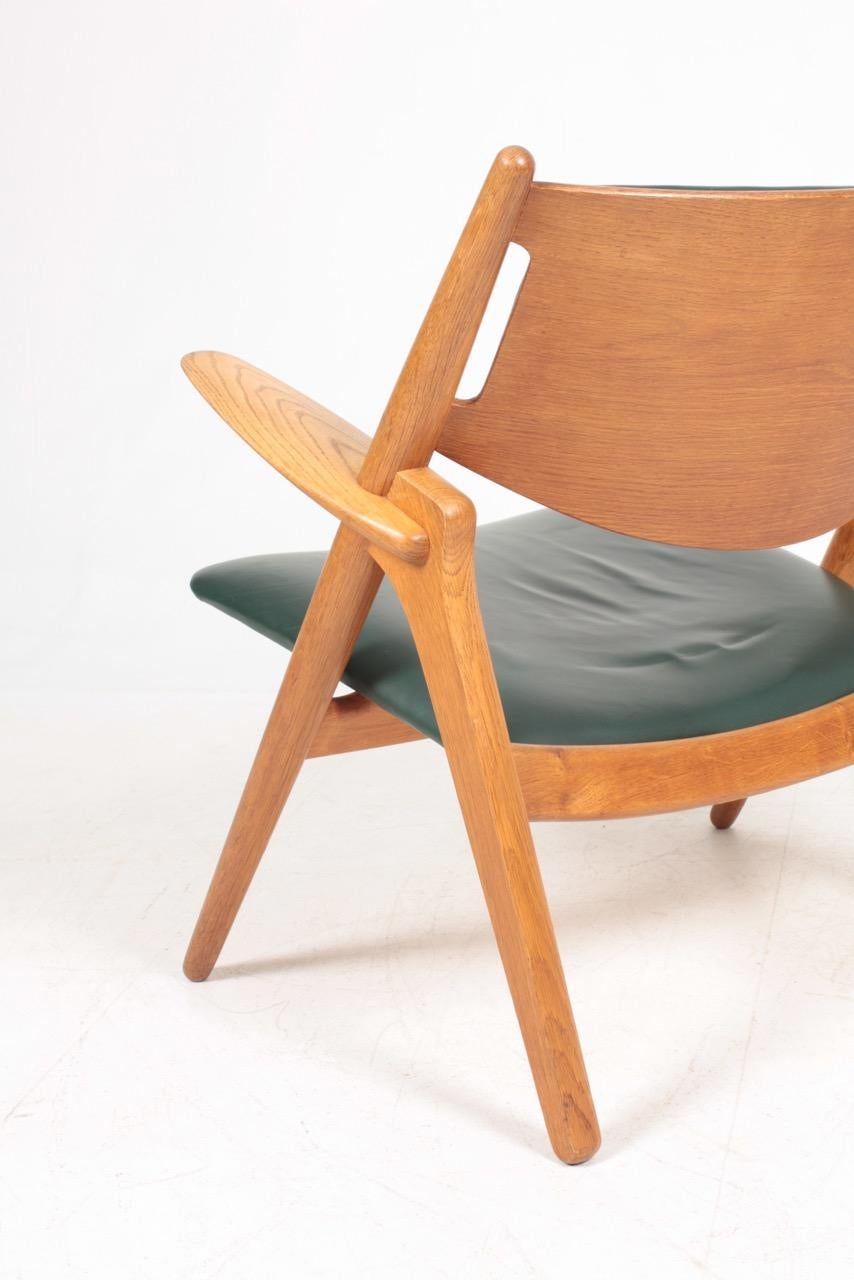 Midcentury CH-28 Lounge Chair in Oak and Patinated Leather by Hans Wegner, 1960s 3