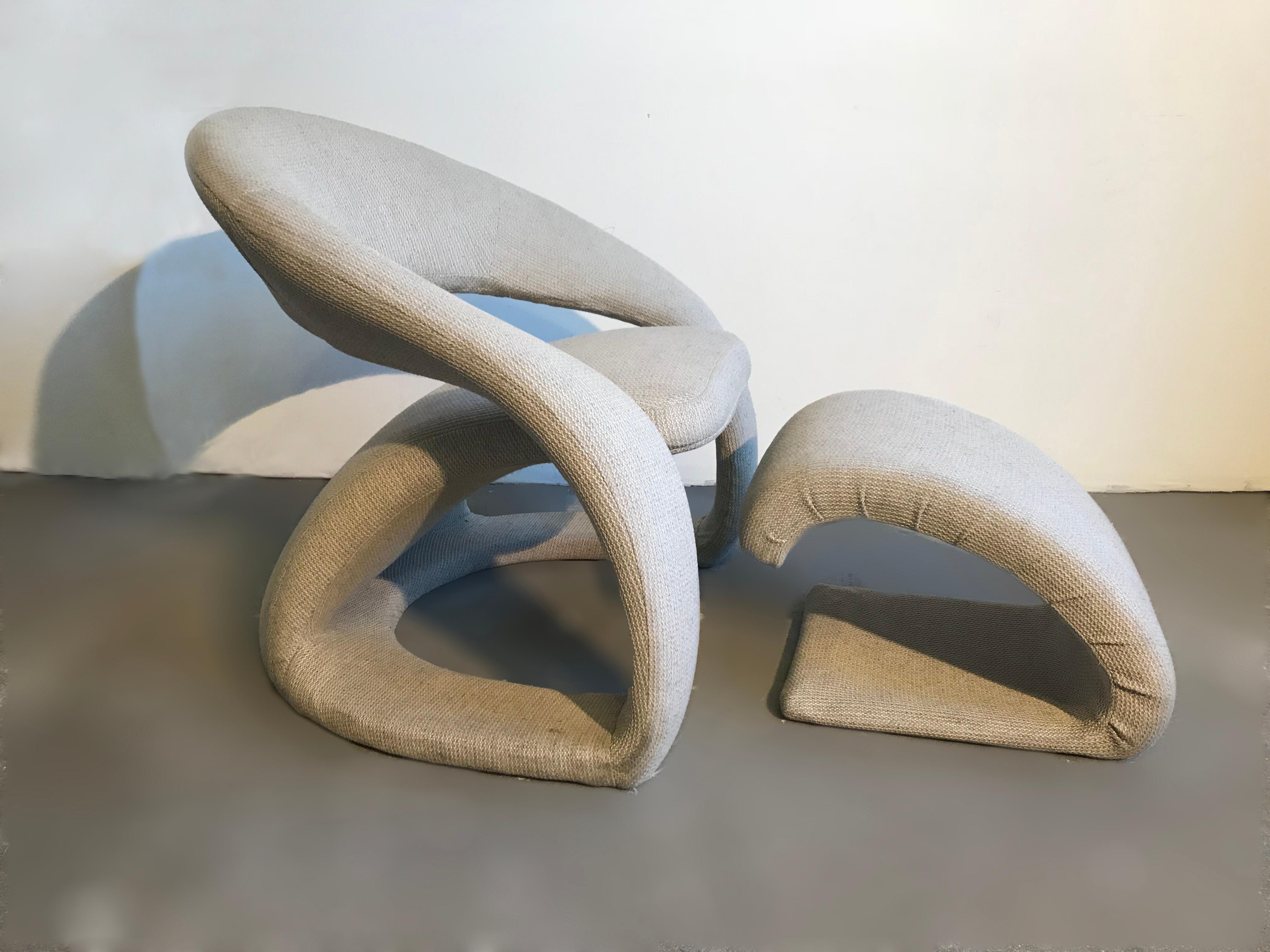 One-of-a-kind chair and ottoman, in a 'Z' and 'C' shape. Both are upholstered in a heather tweed fabric. A very comfortable unique set, inspired by Joe Colombo shapes, an Italian furniture designer in the 1960s and 1970s
Seat: W 19.5