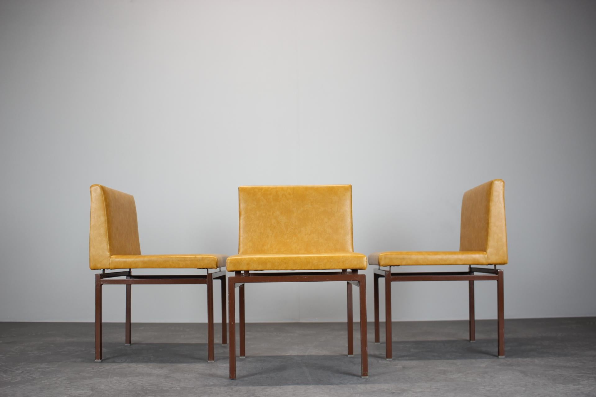 Satz von 3 Vintage-Stühlen von Kroměříž, 1984 (Moderne der Mitte des Jahrhunderts) im Angebot