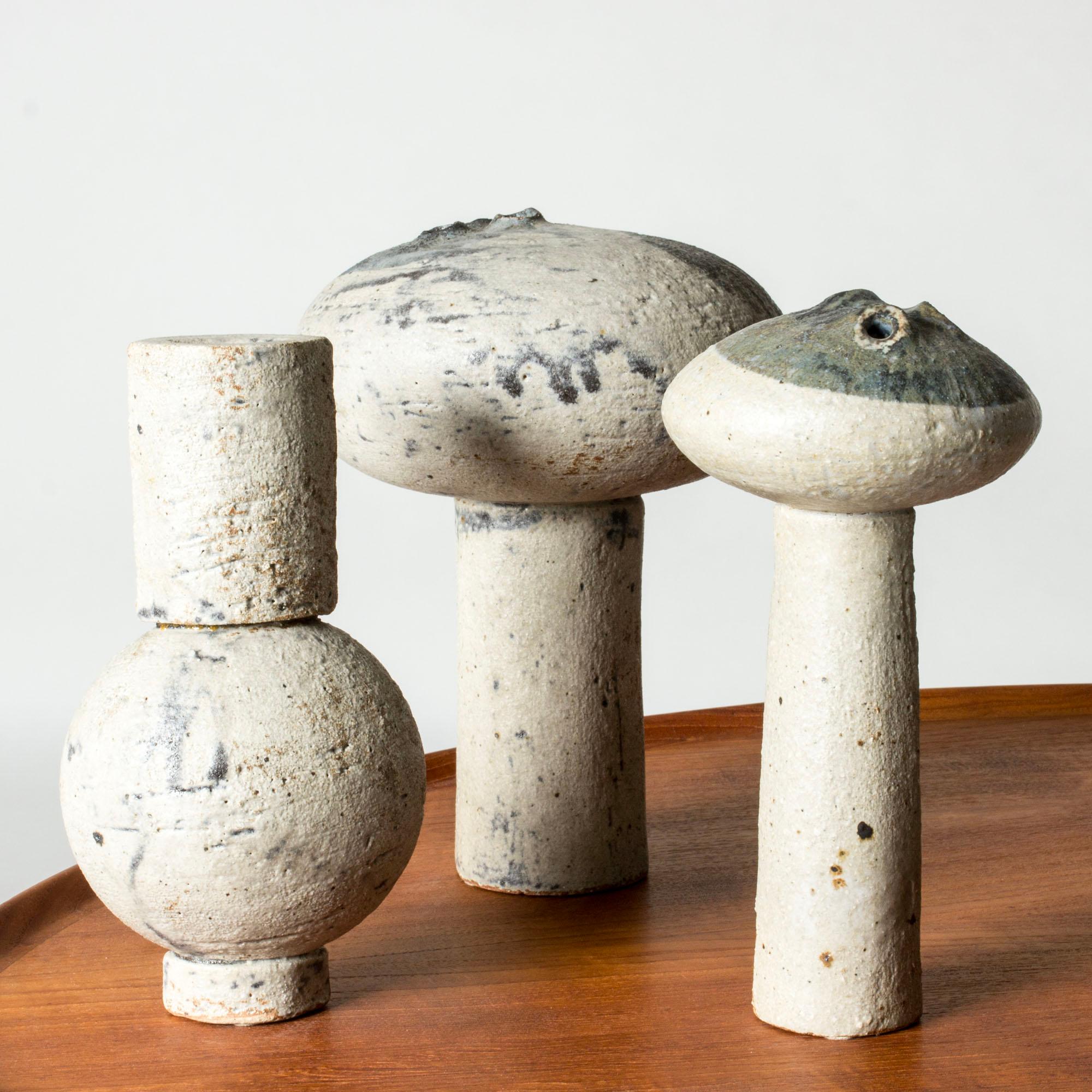 Ensemble de trois sculptures en grès de Jan De Rooden et Johnny Rolf, un duo de céramistes néerlandais. Ils ont été invités par Stig Lindberg à travailler à Gustavsberg en tant que designers invités, et leur séjour d'un an a donné lieu à une