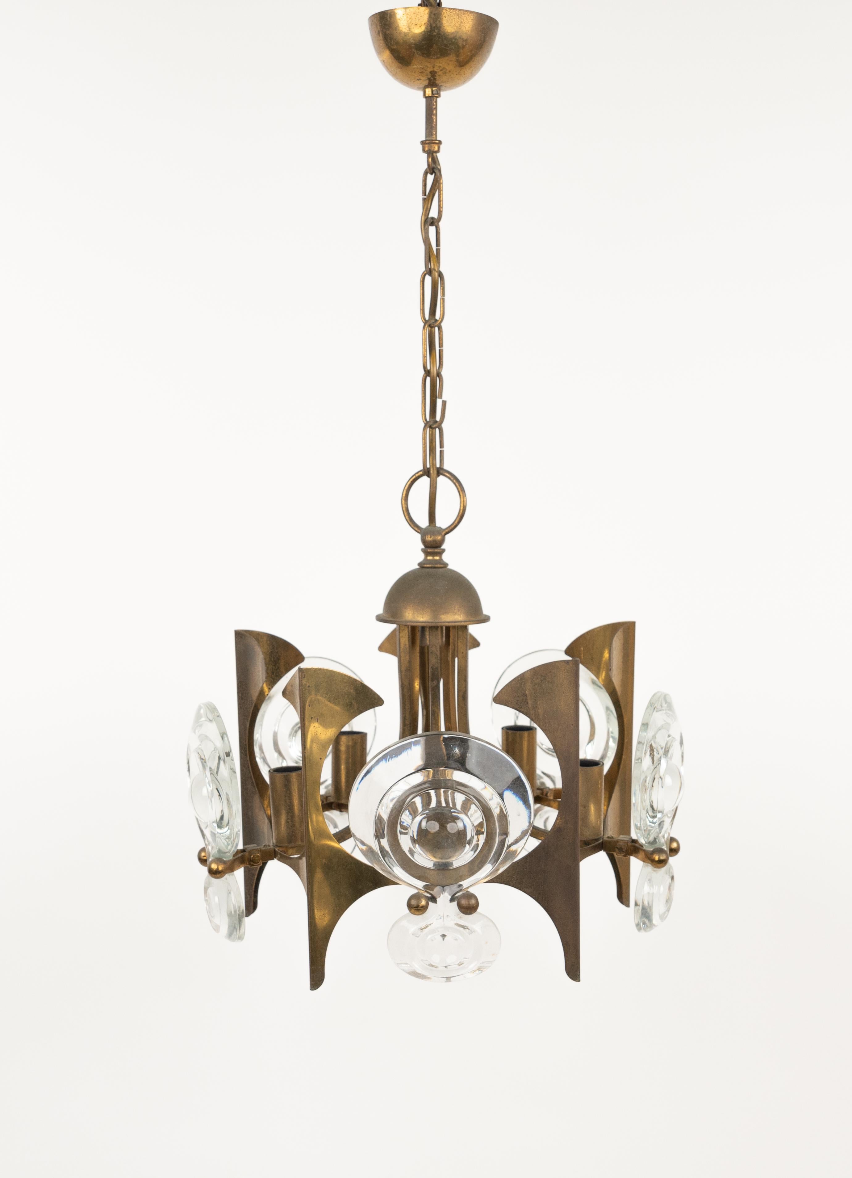 Italian Midcentury Chandelier Brass and Glass by Oscar Torlasco, Italy 1960s For Sale
