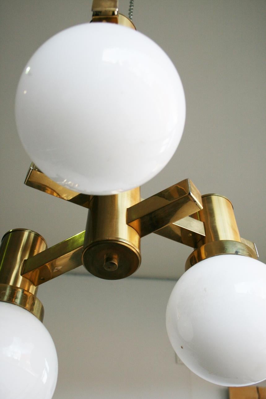 Lámpara de araña de mediados de siglo, estilo Sciolari de latón y cristal opalino, Italia, años 60 Vidrio opalino en venta