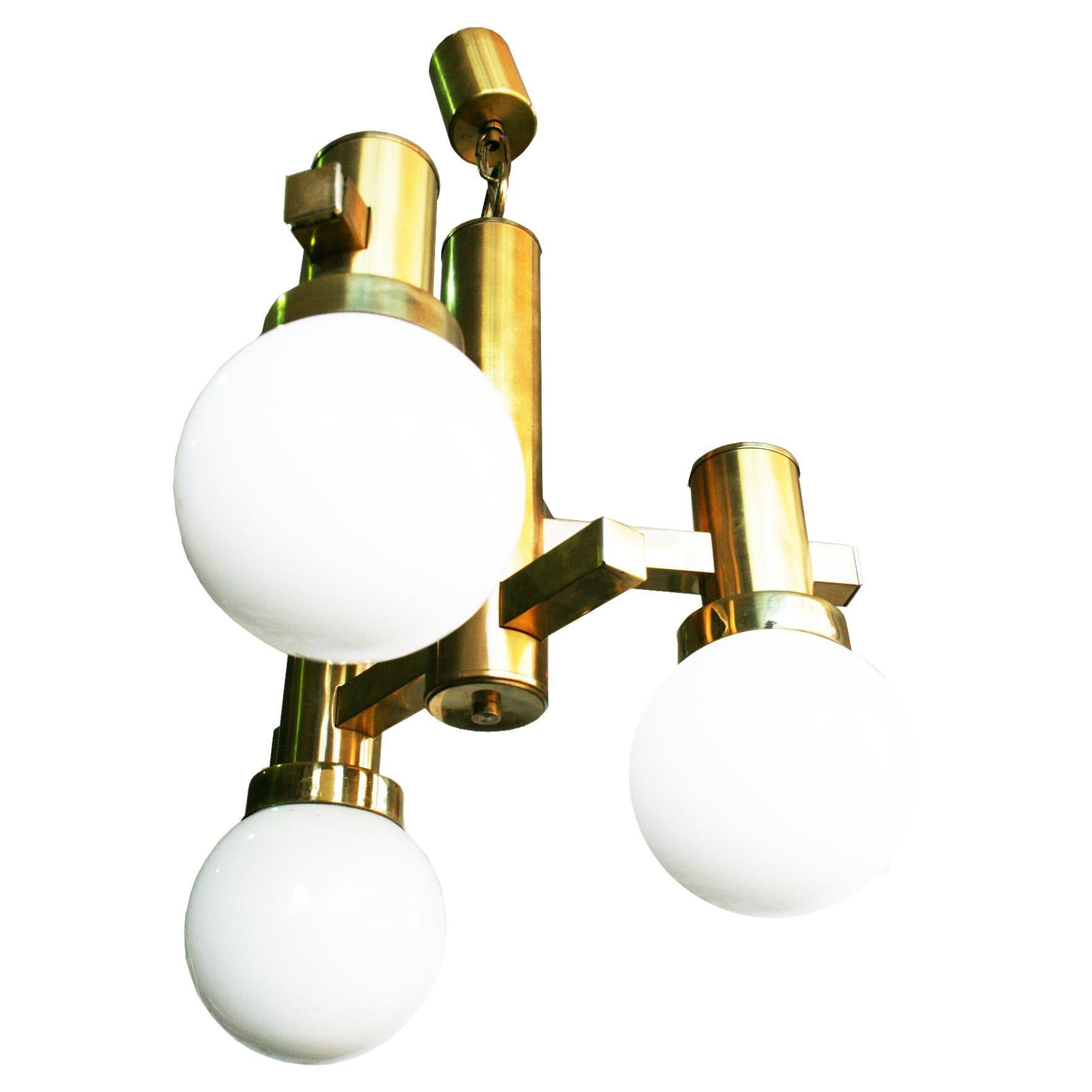 Lustre du milieu du siècle dernier, laiton et verre opalin de style Sciolari, Italie, années 1960