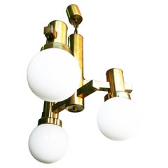 Lampadario del Medioevo, stile Sciolari in ottone e vetro opalino, Italia, anni '60