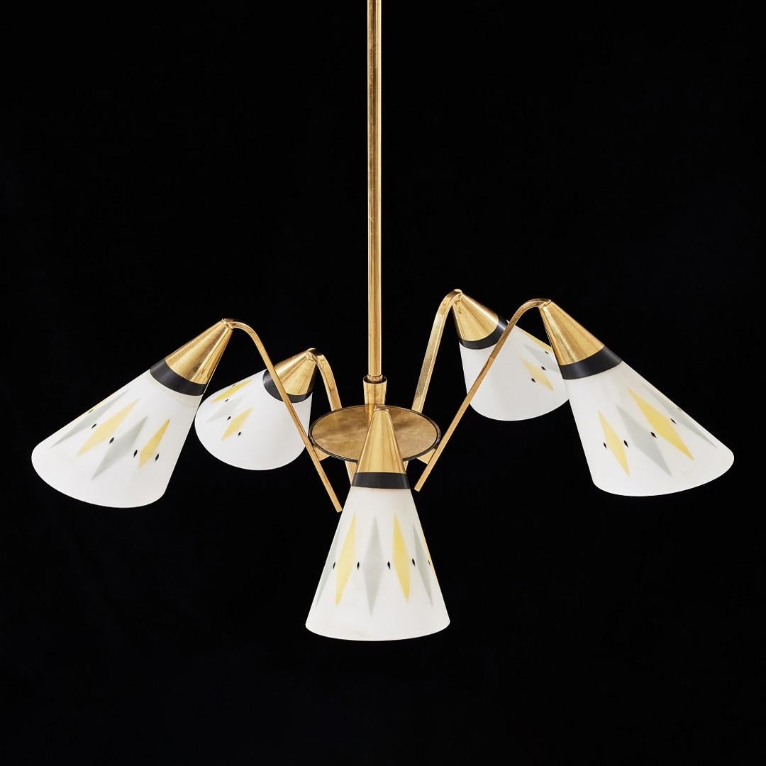 Midcentury Kronleuchter Messing, Opalglas mit Muster im Zustand „Gut“ im Angebot in Vienna, AT