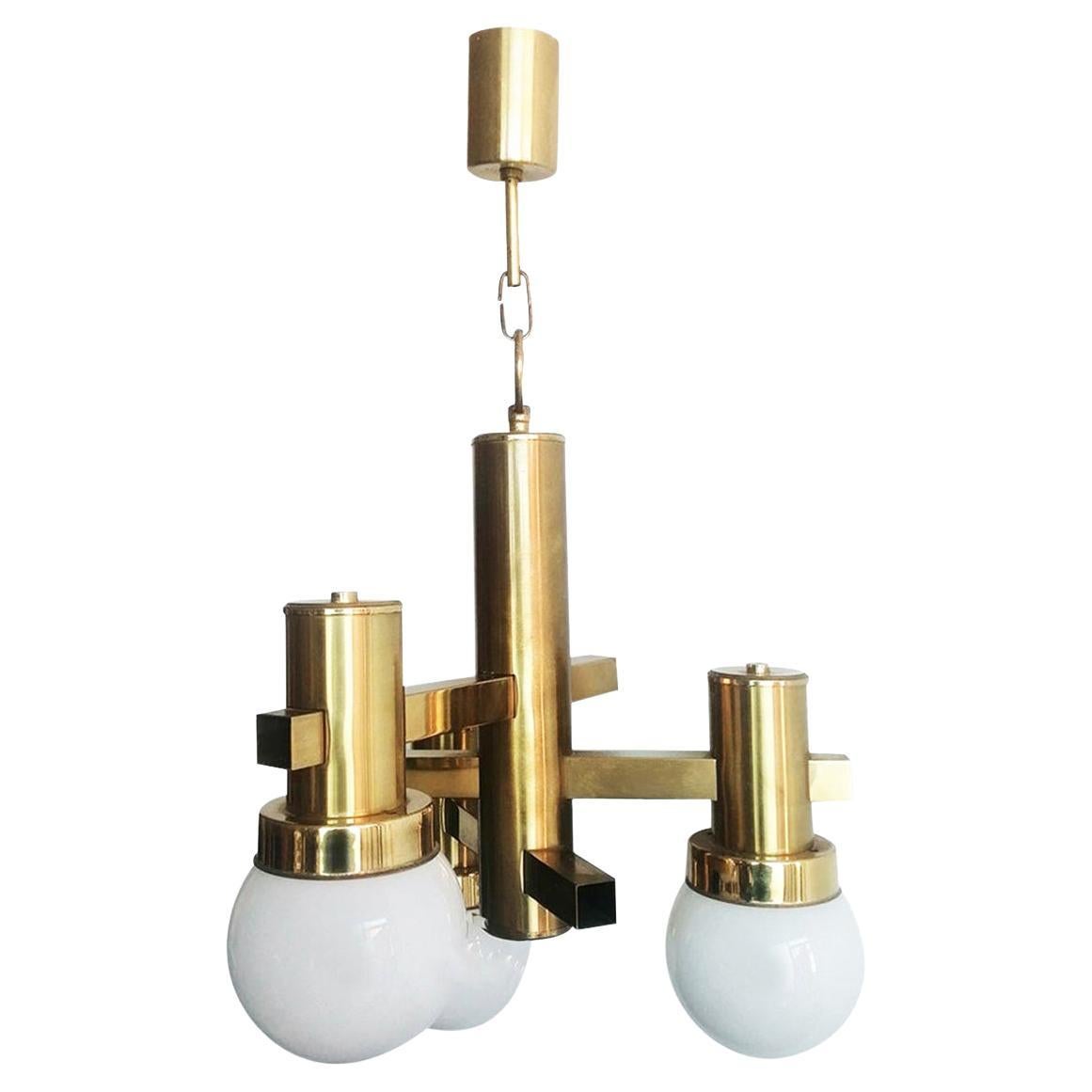 Lustre du milieu du siècle dernier, laiton et verre opalin de style Sciolari, Italie, années 1960