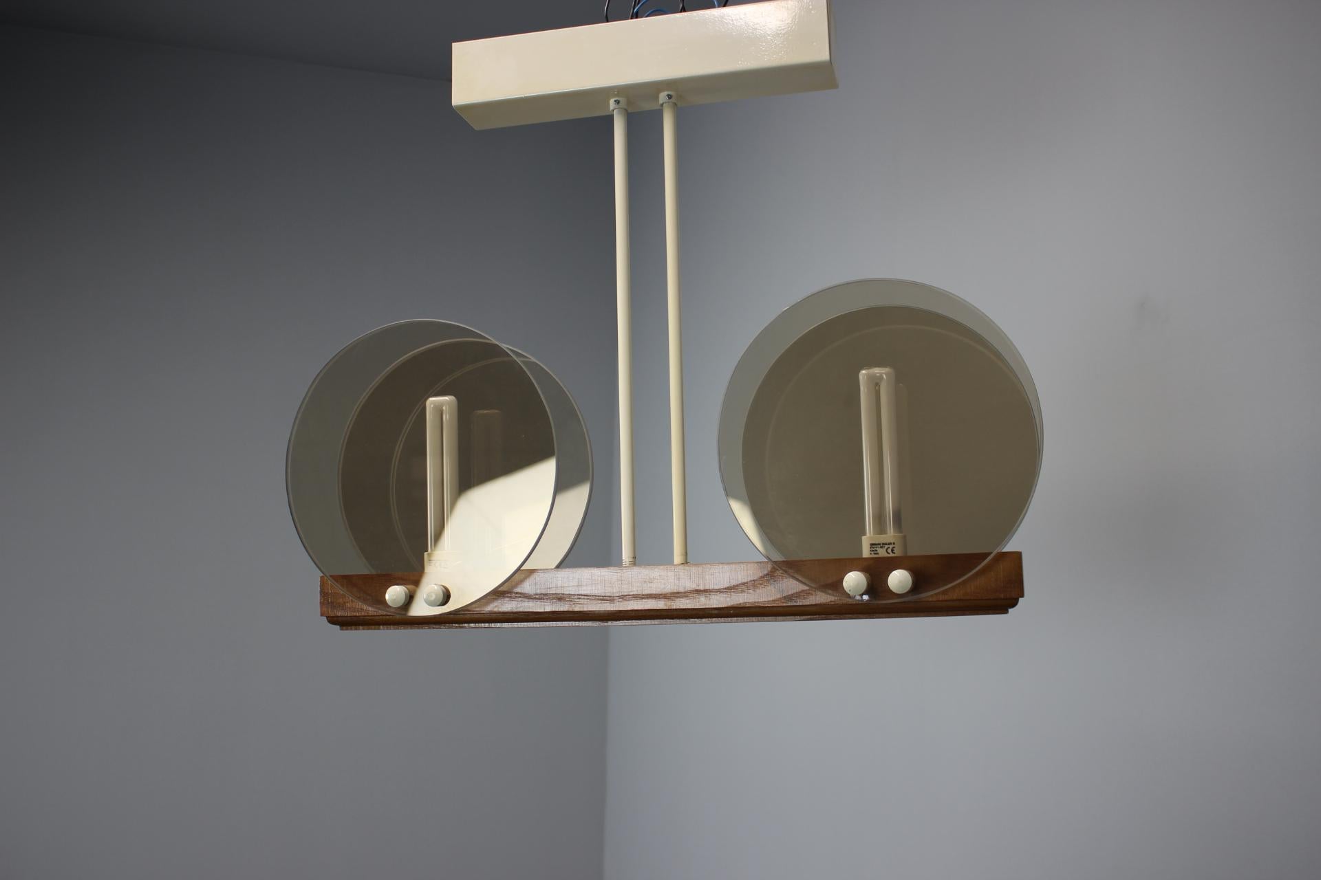 
Hergestellt in der Tschechoslowakei
Hergestellt aus Glas, Holz, Metall
US-Verkabelung kompatibel
Vollständig funktionsfähig
Guter Originalzustand.