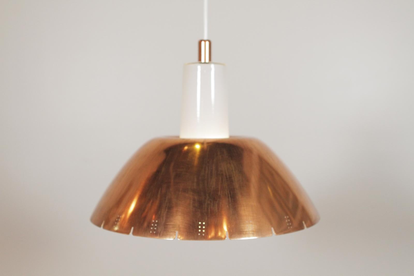 Midcentury chandelier by Paavo Tynell for Idman Oy mod.k2-20 Finland, 1954.
Dimensions: 14.25