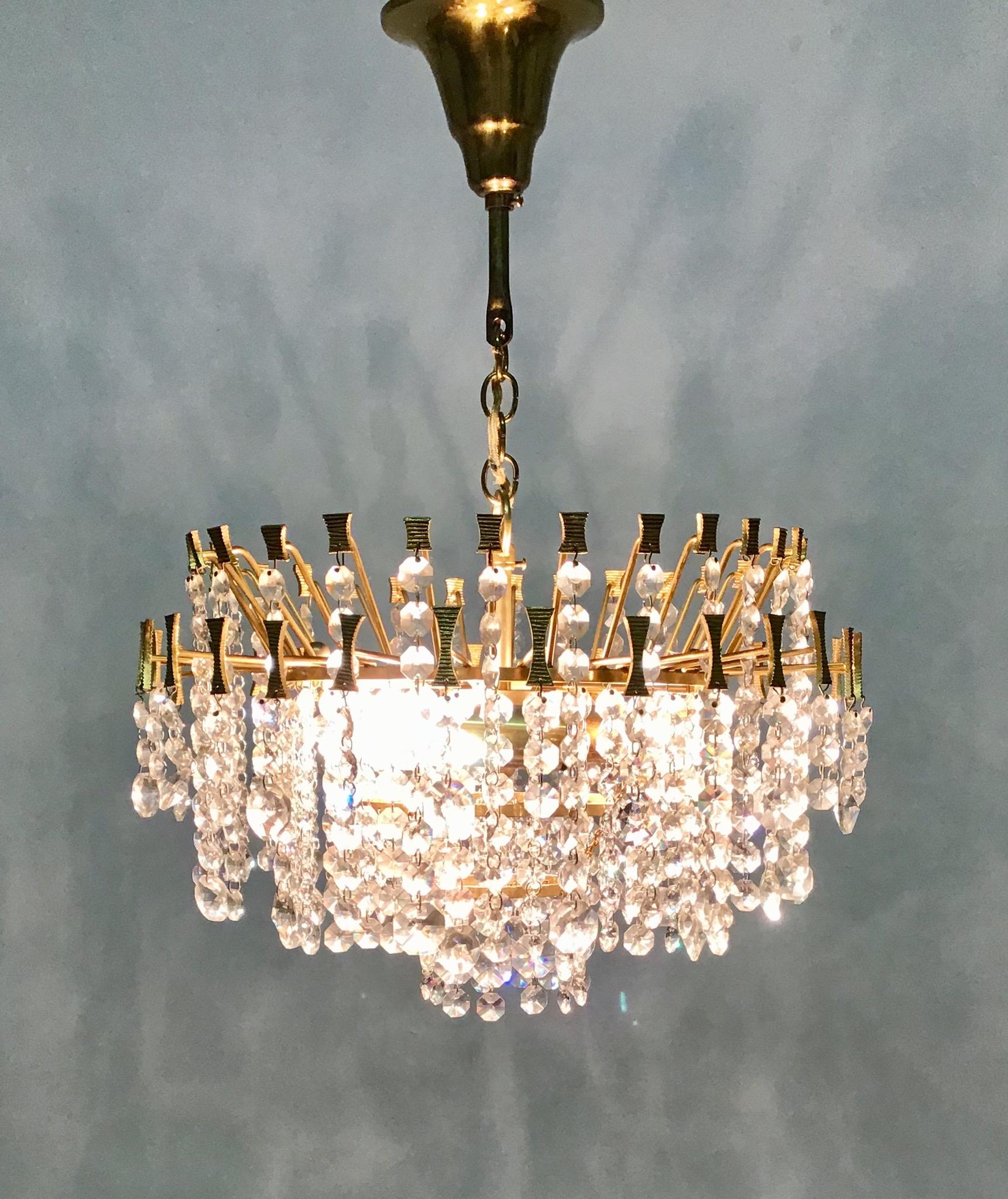 Mid -Century Chandelier by Palwa, Gilt Brass and Crystal, Germany, circa 1960s (Mitte des 20. Jahrhunderts)